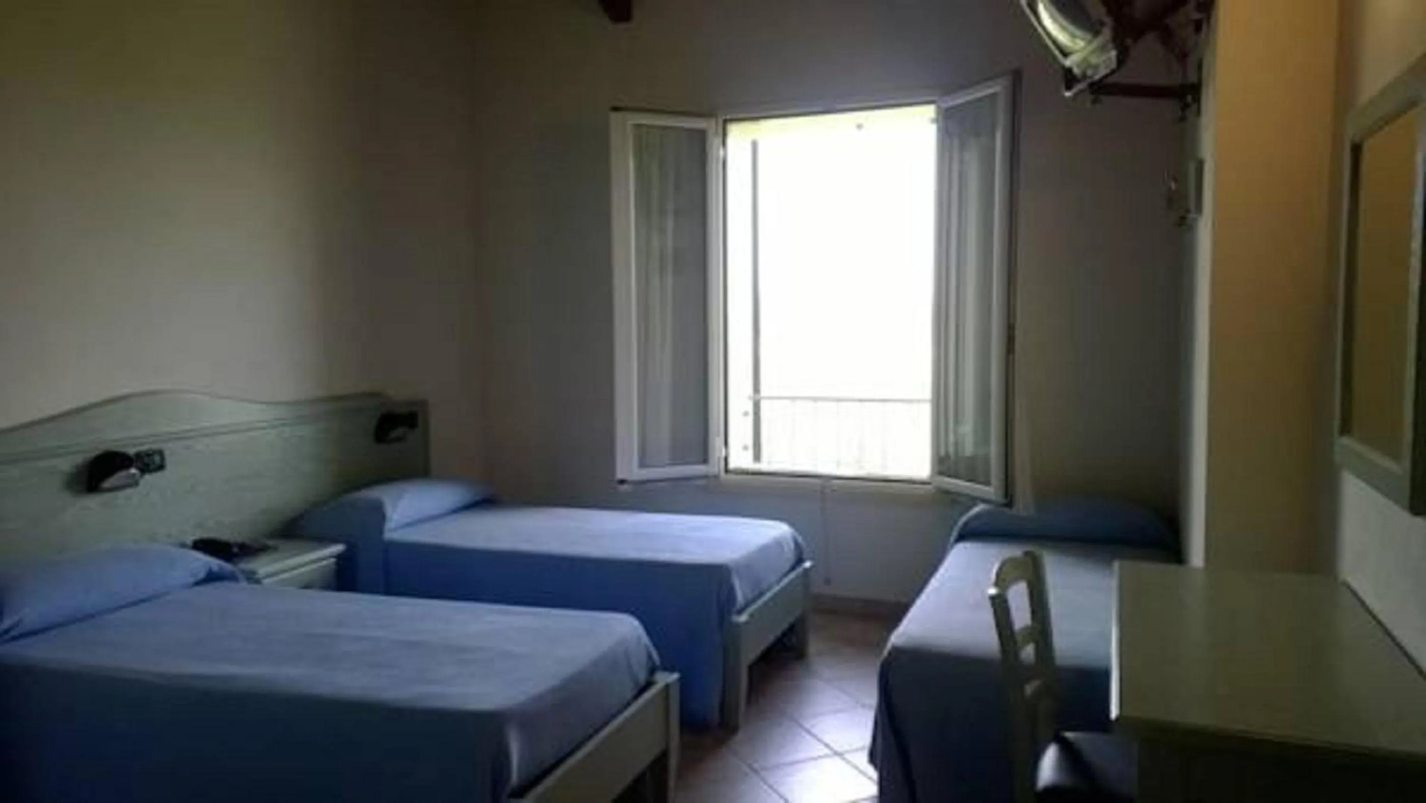 Photo of the whole room, Bed in Albergo del Po