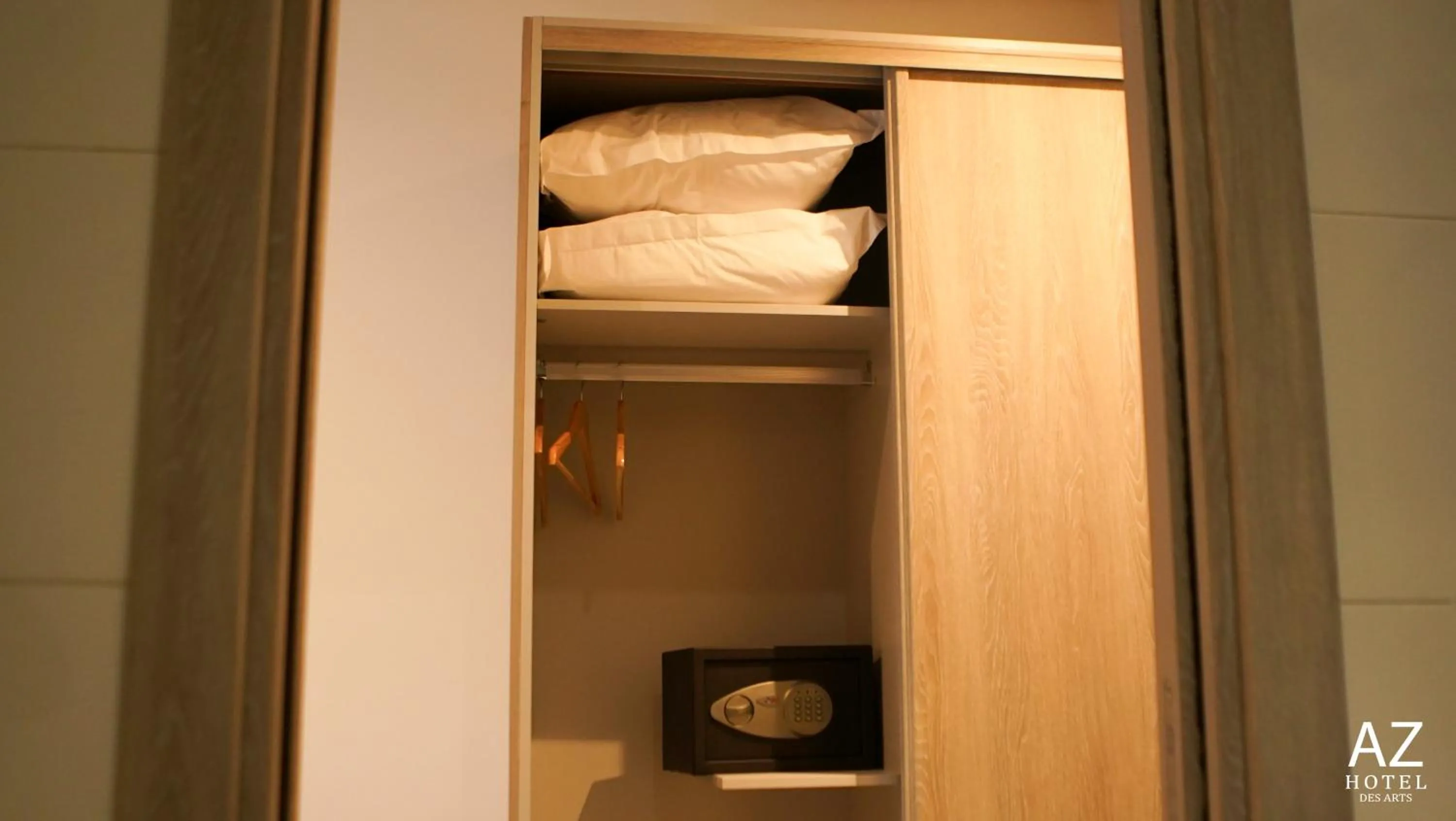 Bed in AZ hôtel des arts