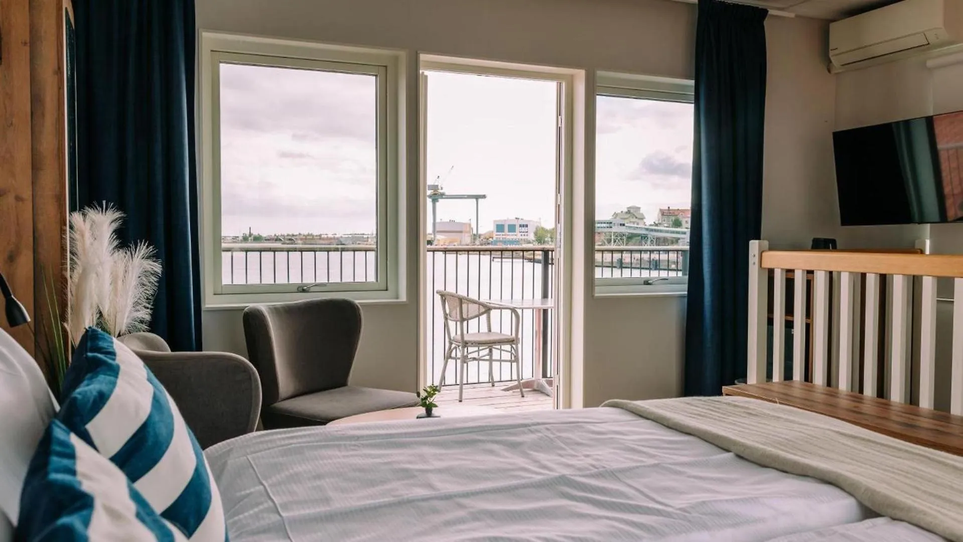 Balcony/Terrace, Bed in Badholmen Restaurang & Hotell