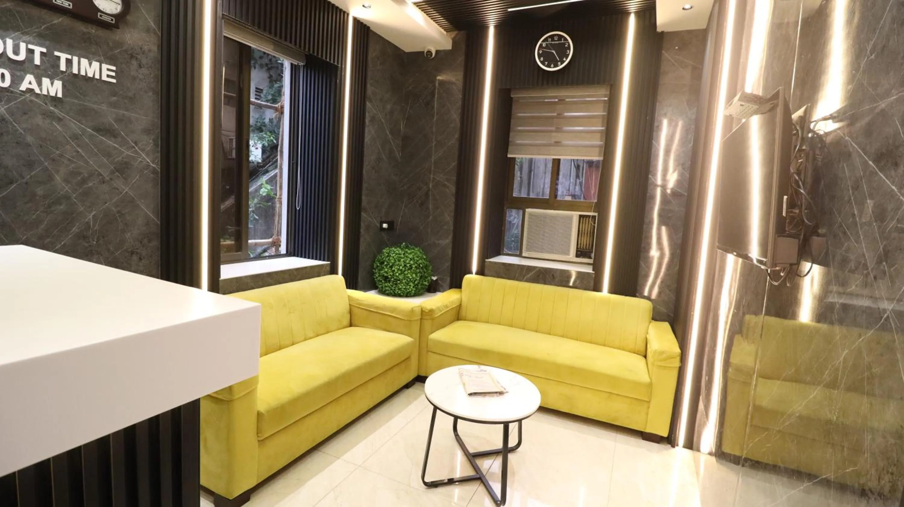 Seating area in Hotel National - Grant Road