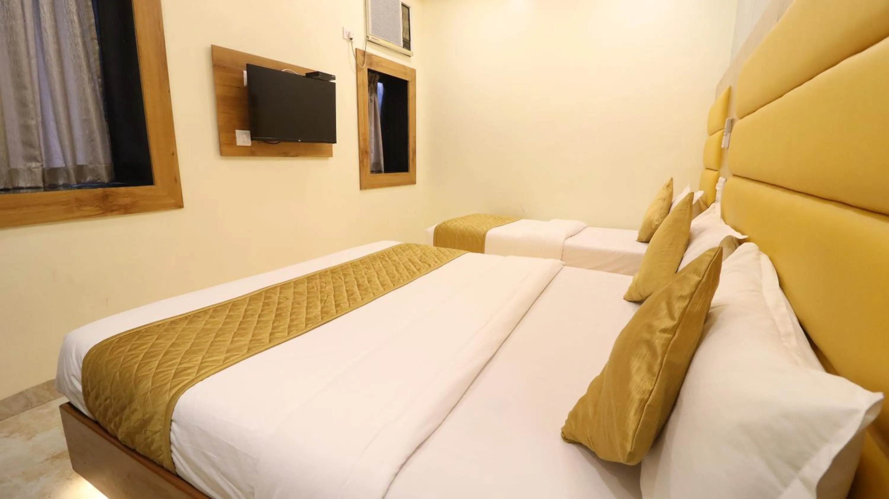 Photo of the whole room, Bed in Hotel National - Grant Road