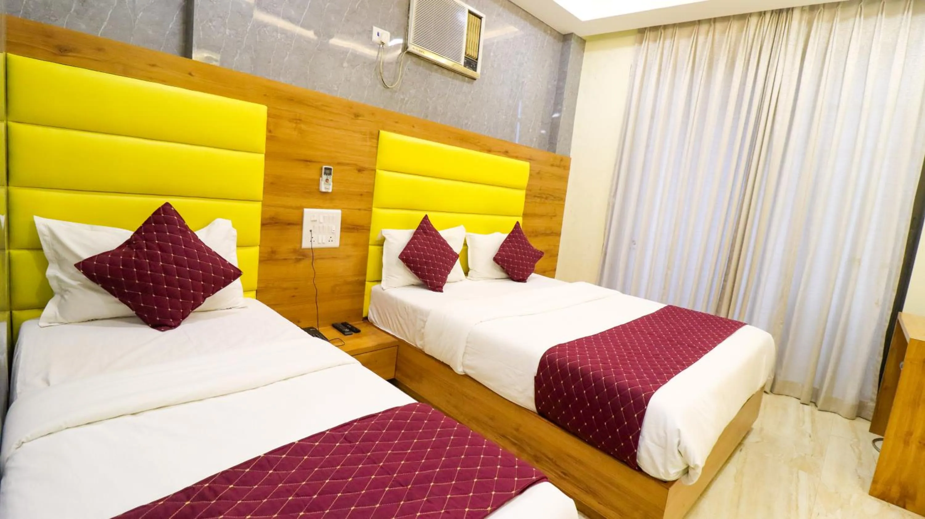 Bedroom, Bed in Hotel National - Grant Road