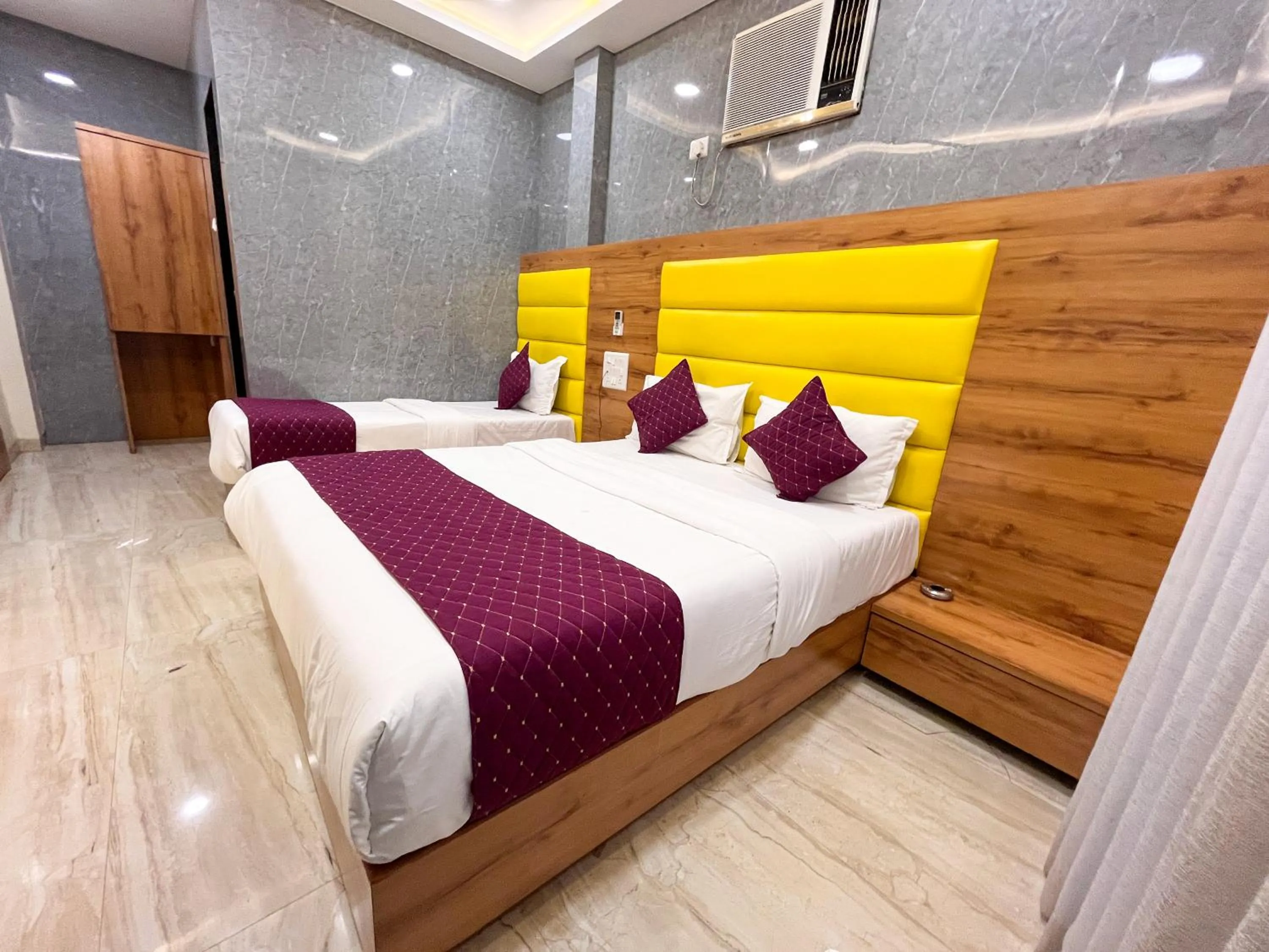 Bedroom, Bed in Hotel National - Grant Road