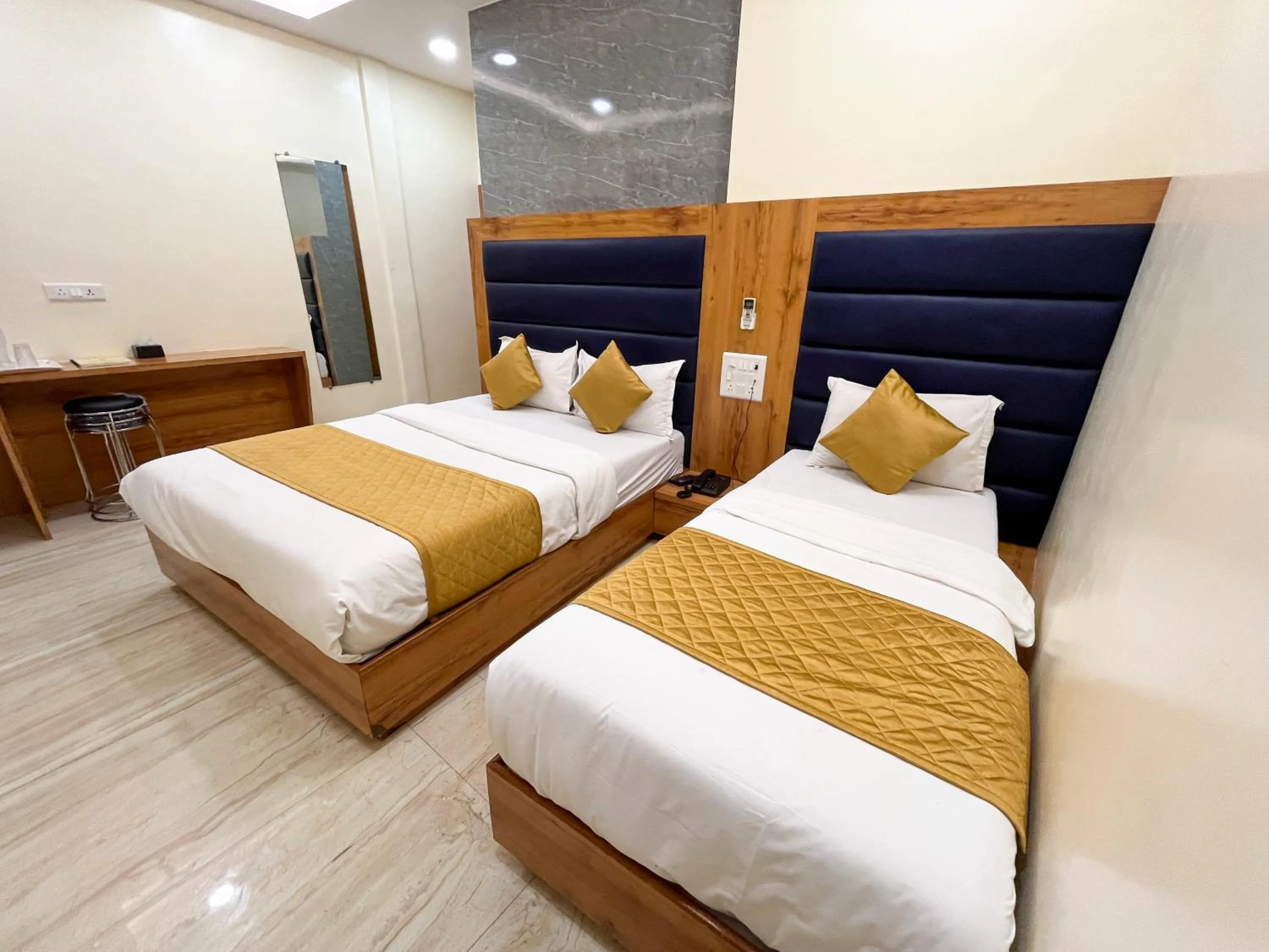 Bedroom, Bed in Hotel National - Grant Road