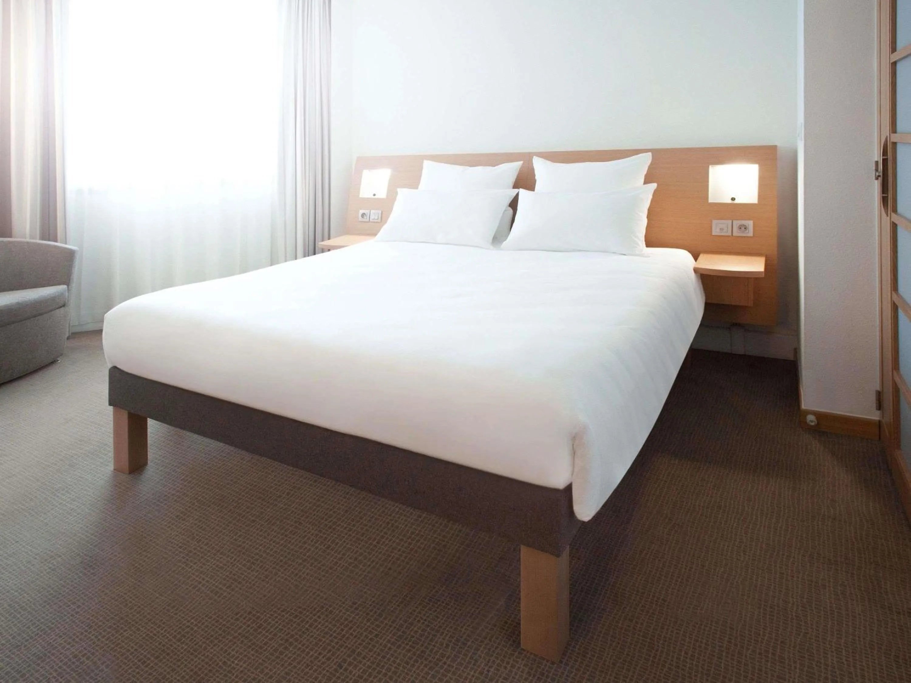 Bedroom, Bed in Novotel Bristol Centre