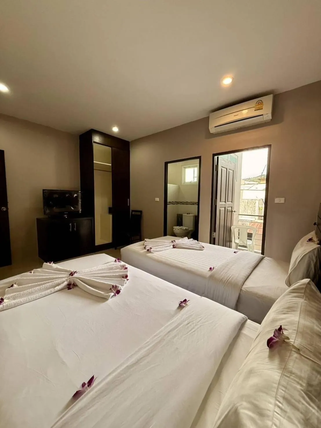 Bed in Outdoor Inn Kata Hotel