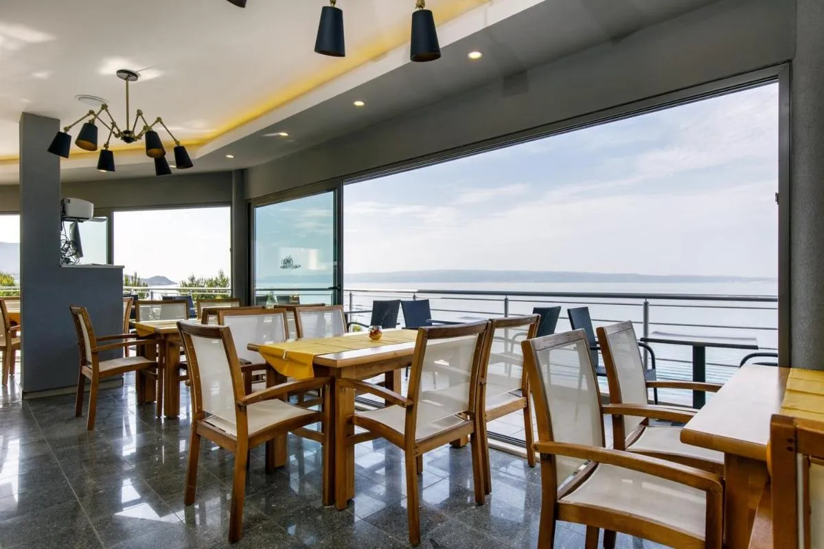 Restaurant/places to eat in Ark Beach Apartments