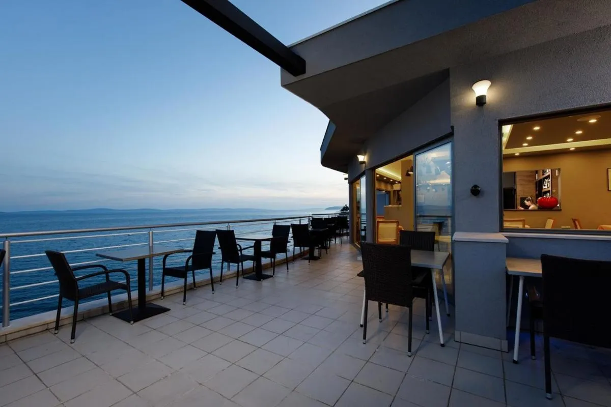 Communal lounge/ TV room in Ark Beach Apartments