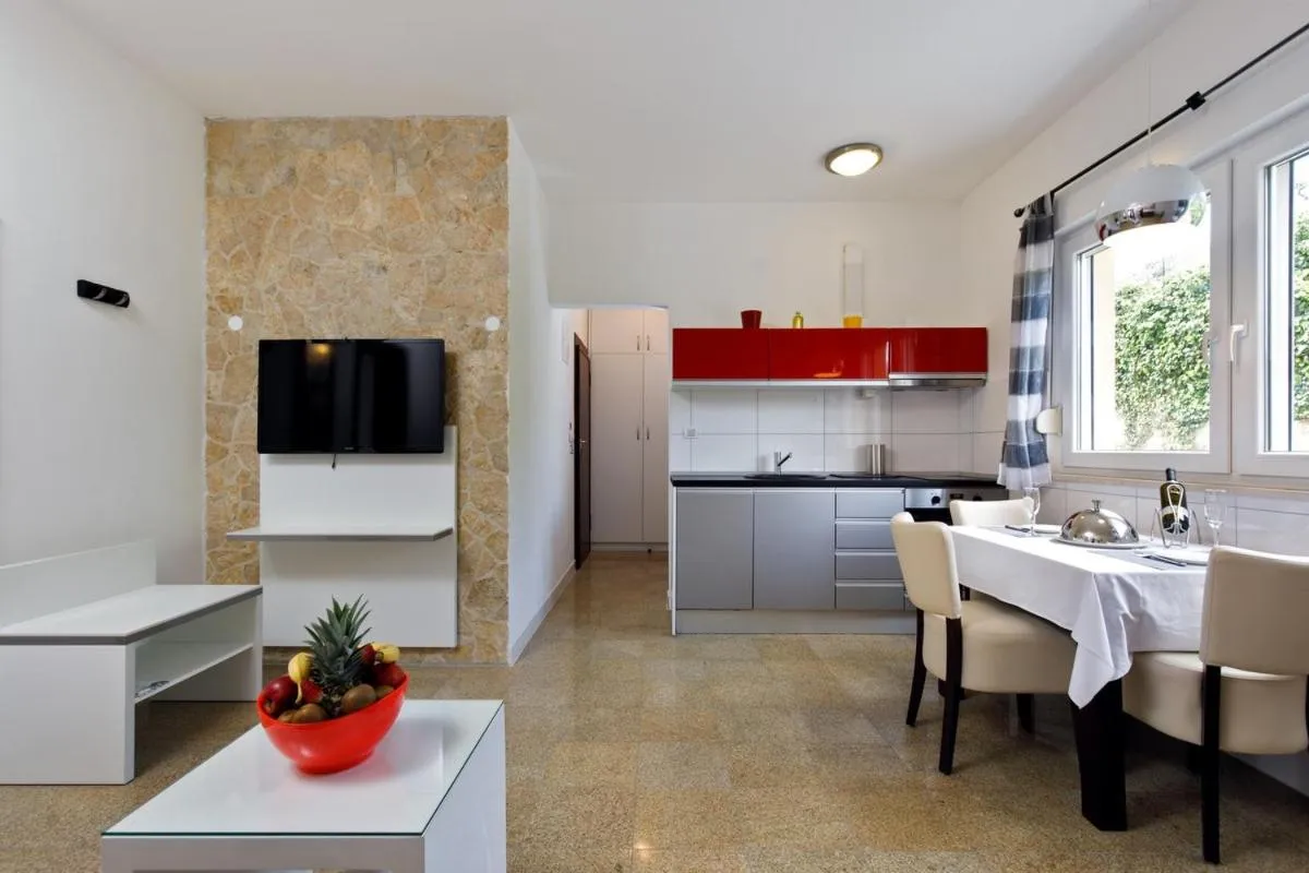 Kitchen or kitchenette in Ark Beach Apartments