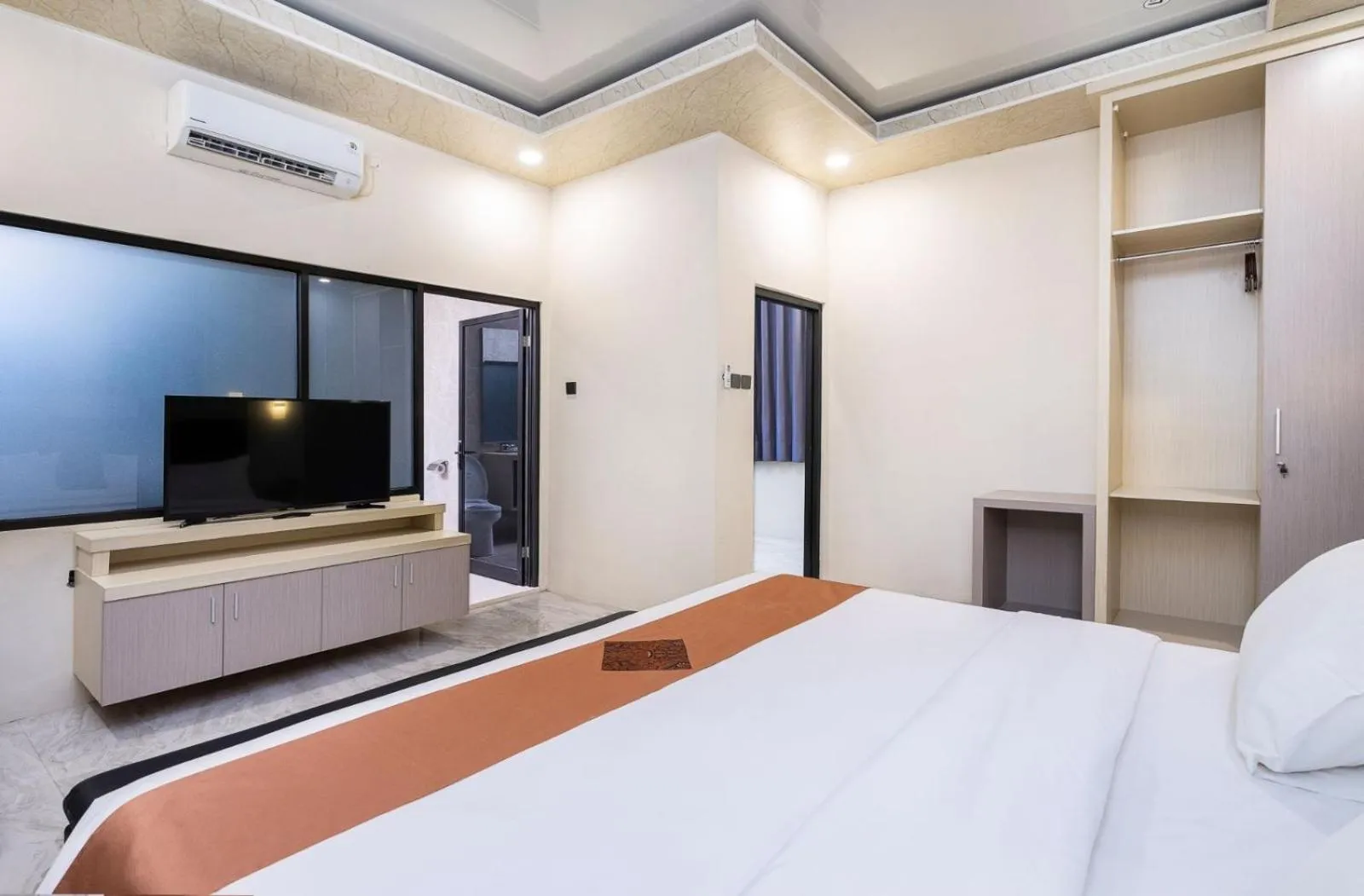 Bed in Grand Valonia Hotel Cafe & Park Jember