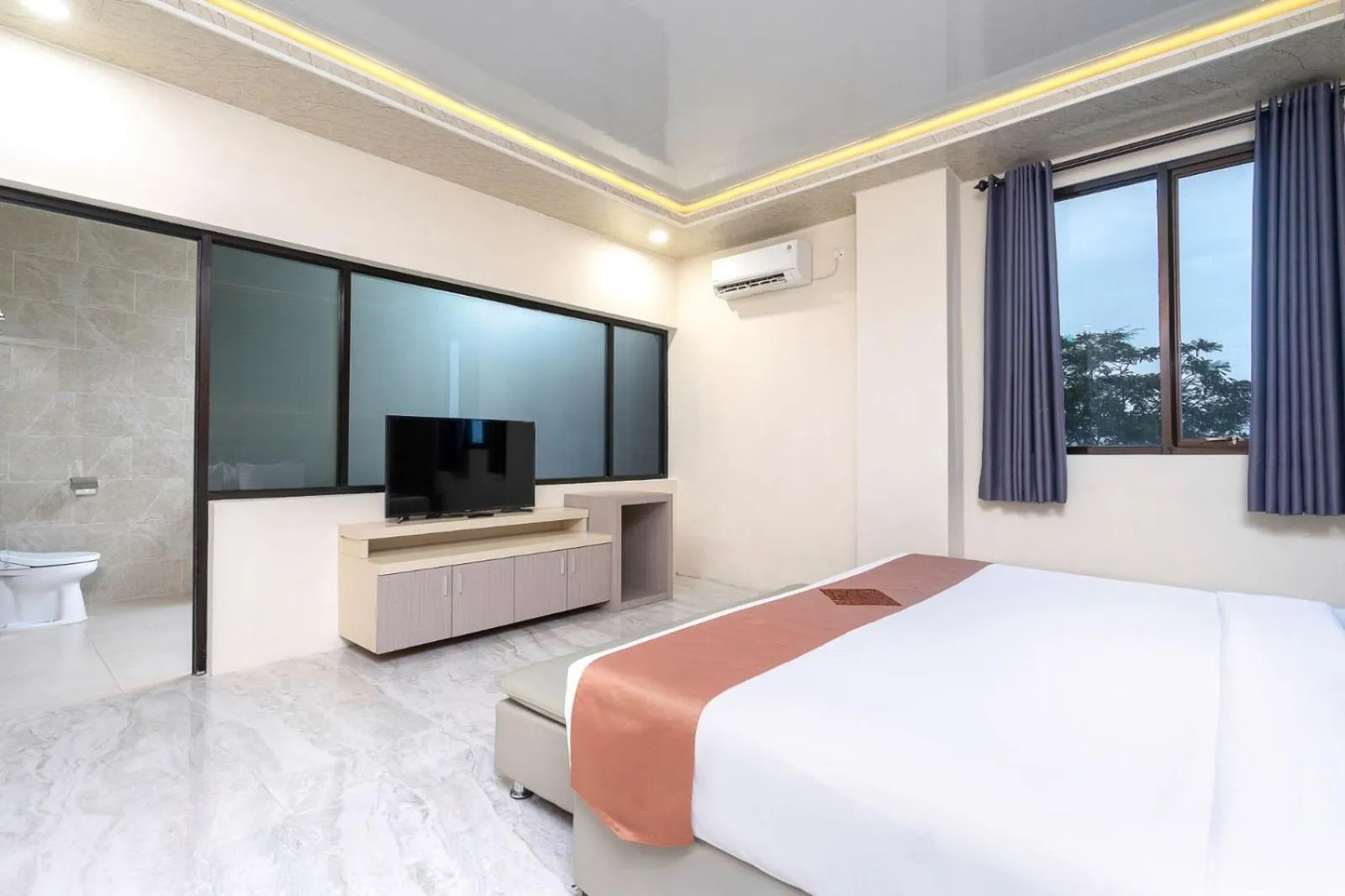 Bed in Grand Valonia Hotel Cafe & Park Jember