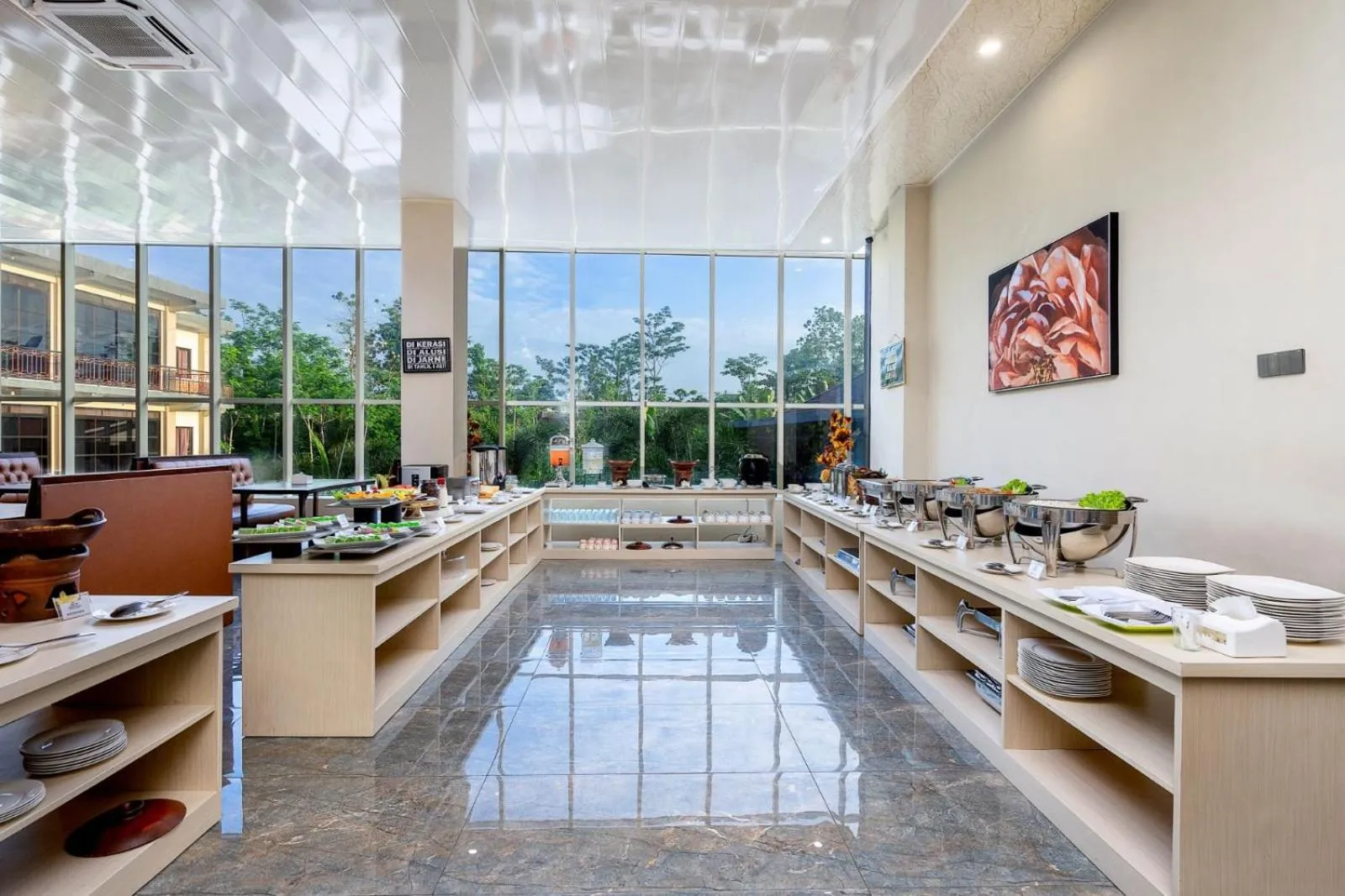 Grand Valonia Hotel Cafe & Park Jember