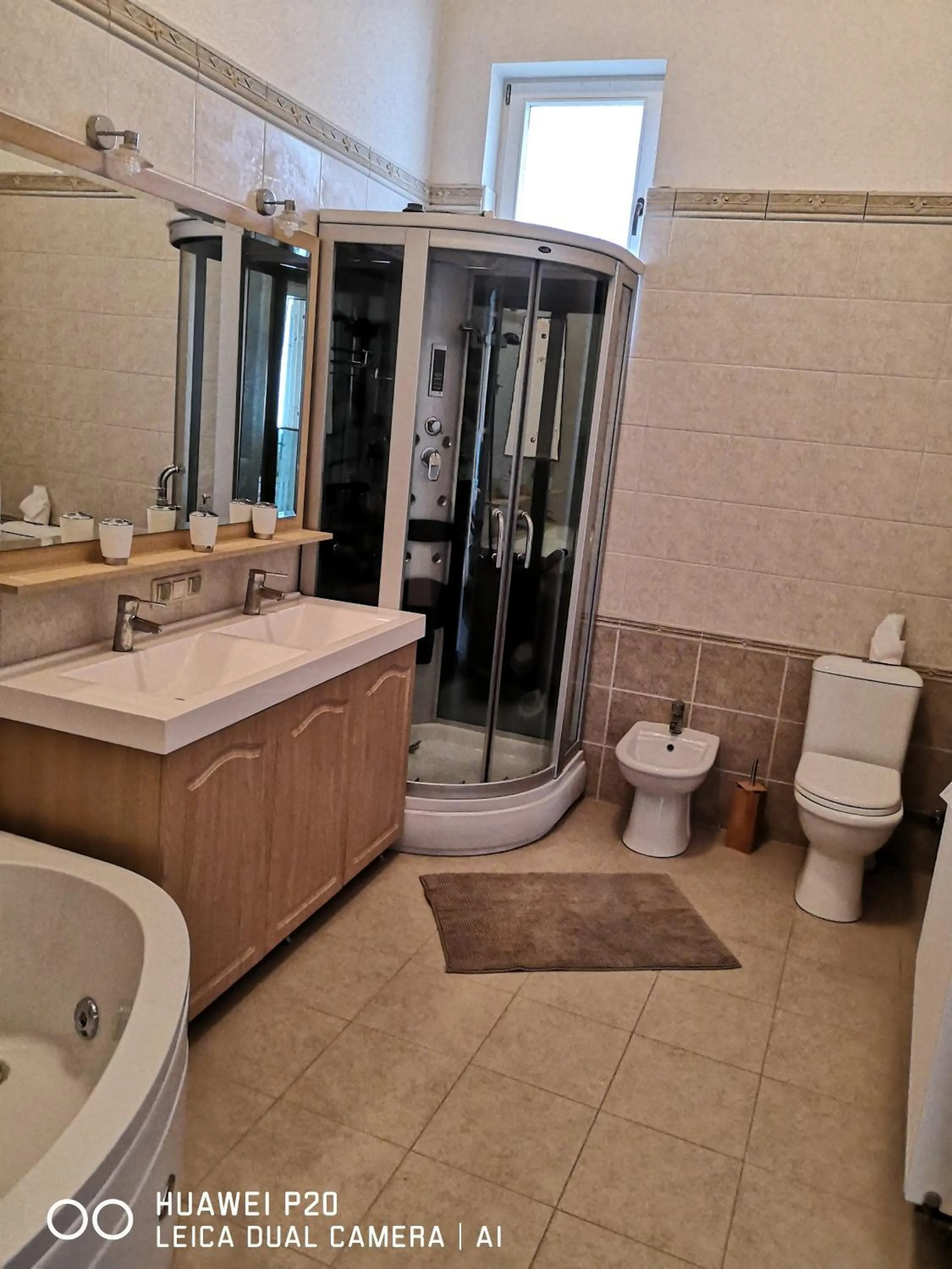 Shower in Kakukk Panzió