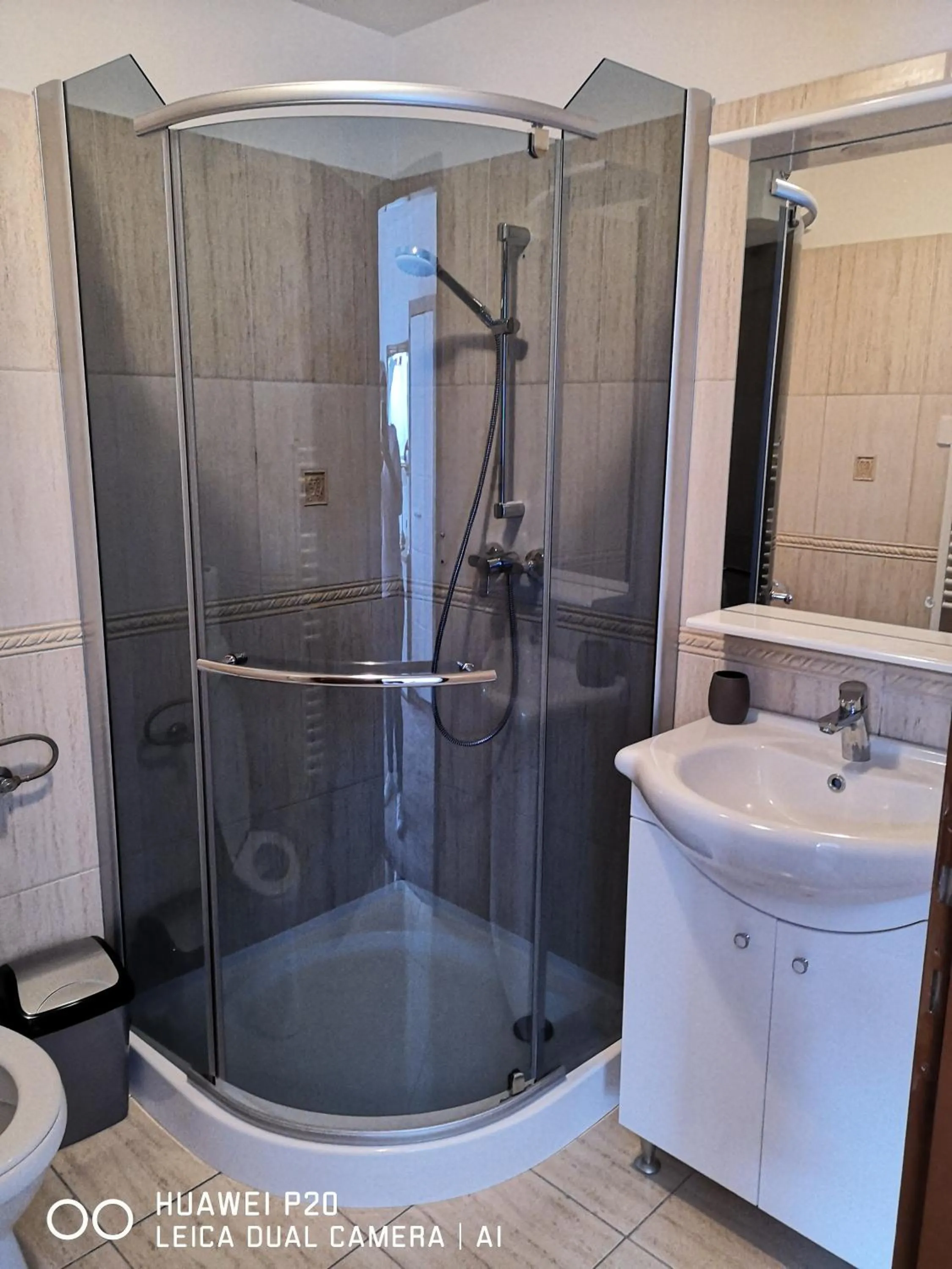 Shower in Kakukk Panzió