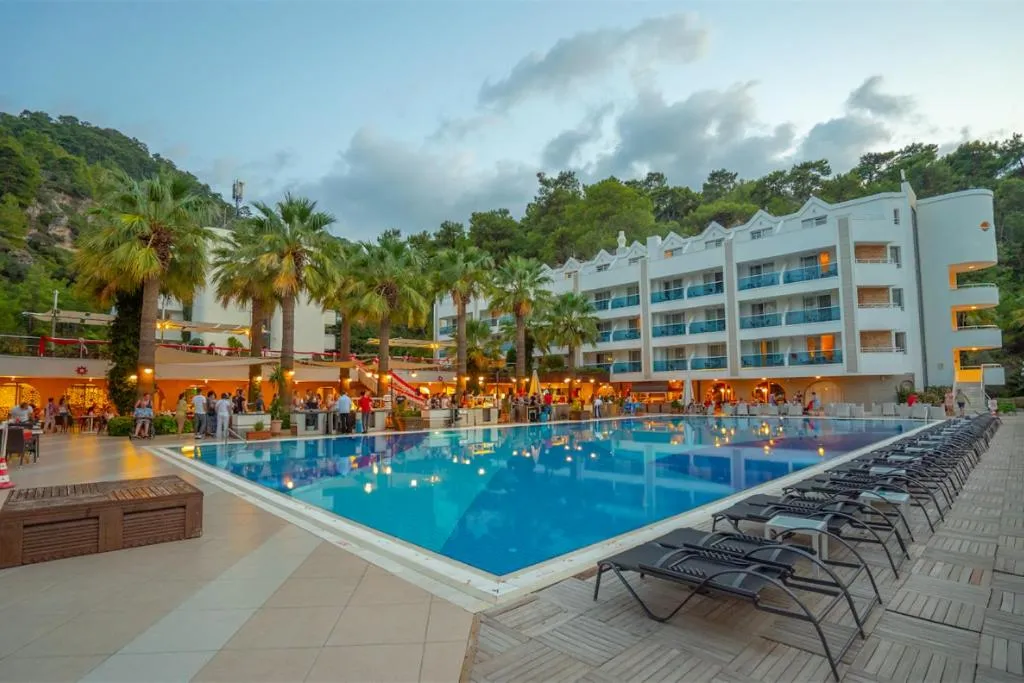 Evening entertainment in Turunc Resort Hotel