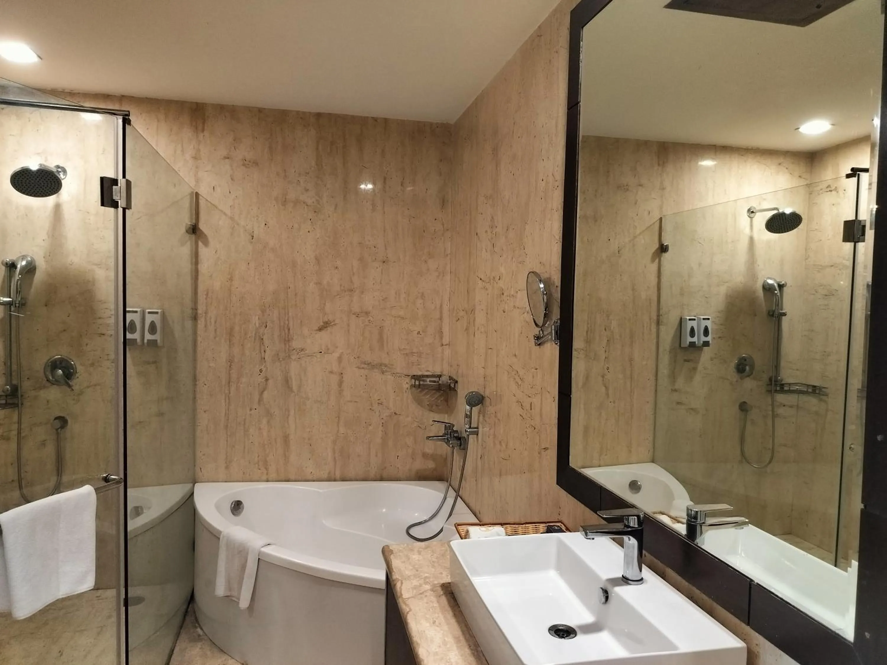 Bath in Bel-La Monde Hotel NH8 at 6km from IGI Airport Delhi