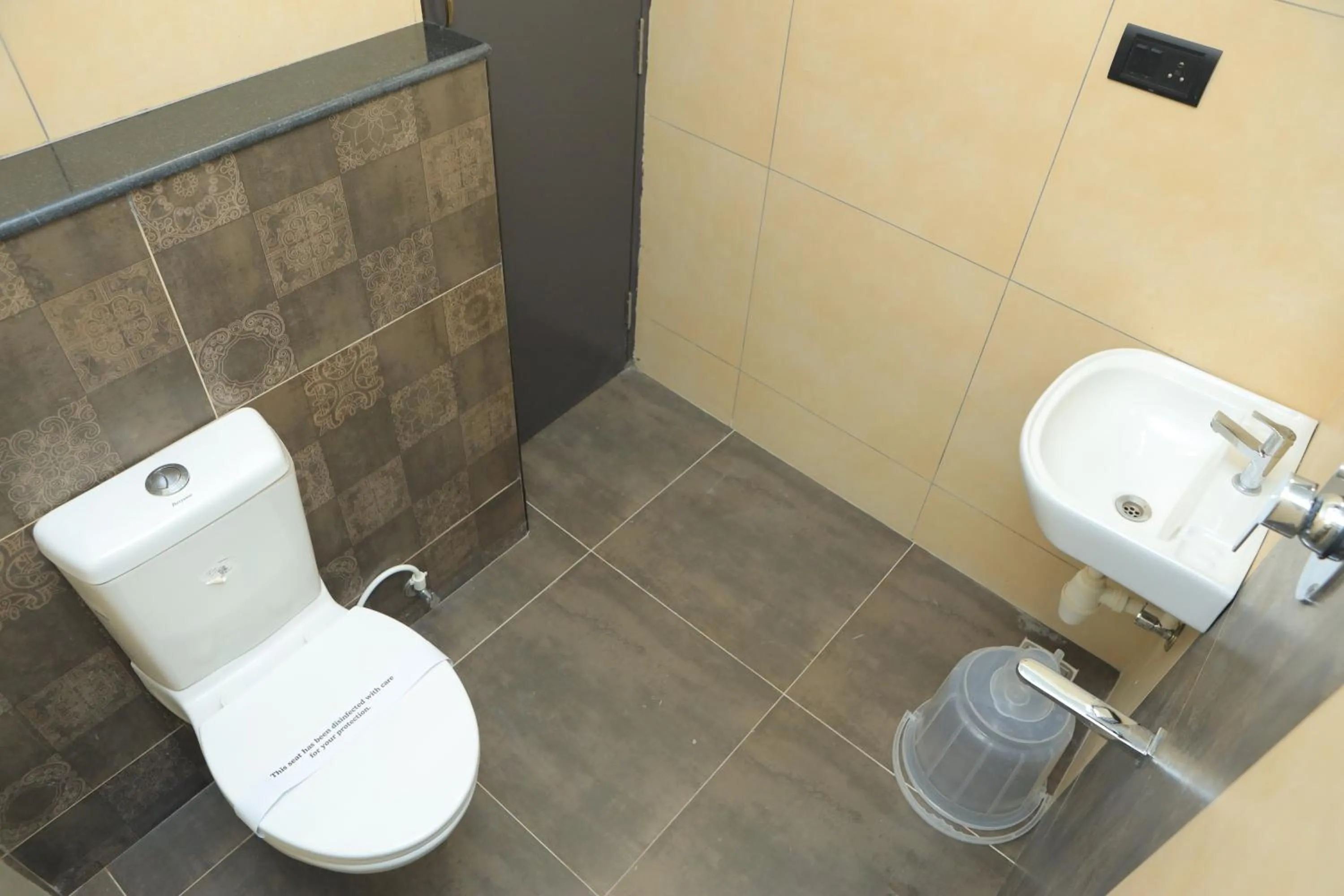 Bathroom in KANS ONE - Hotel & Banquets