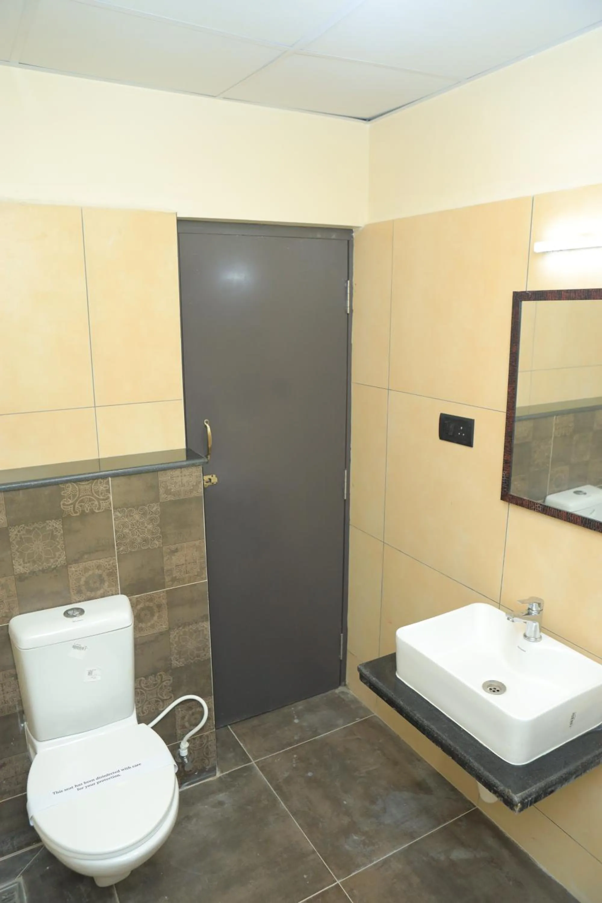 Toilet in KANS ONE - Hotel & Banquets
