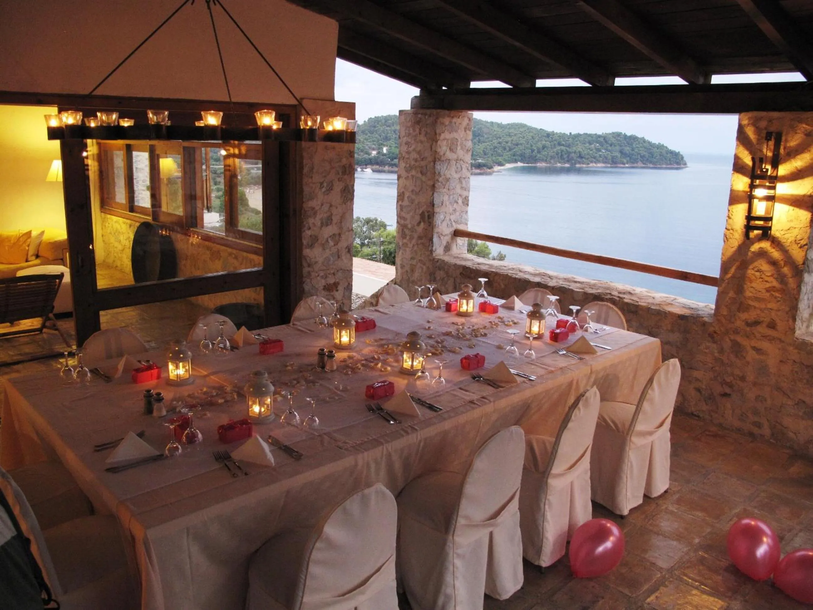 Restaurant/places to eat in Atrium Hotel