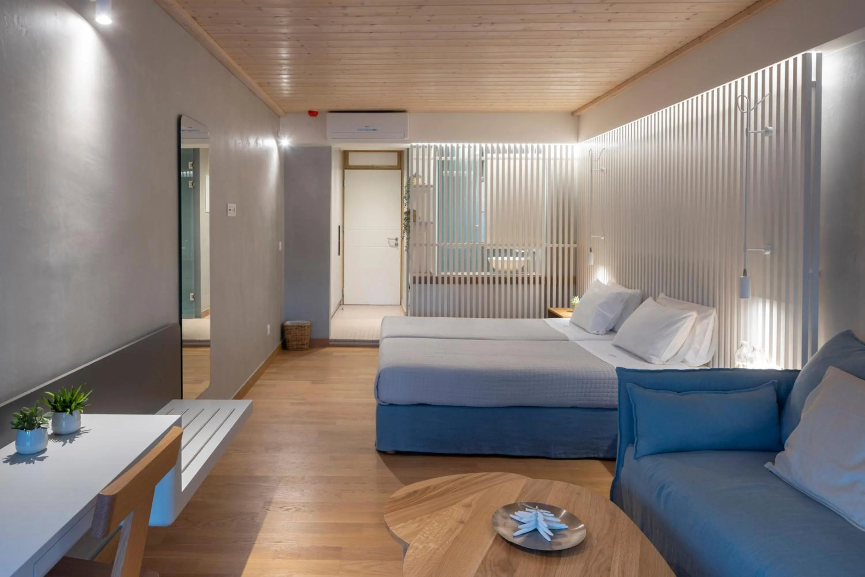 Shower, Bed in Atrium Hotel