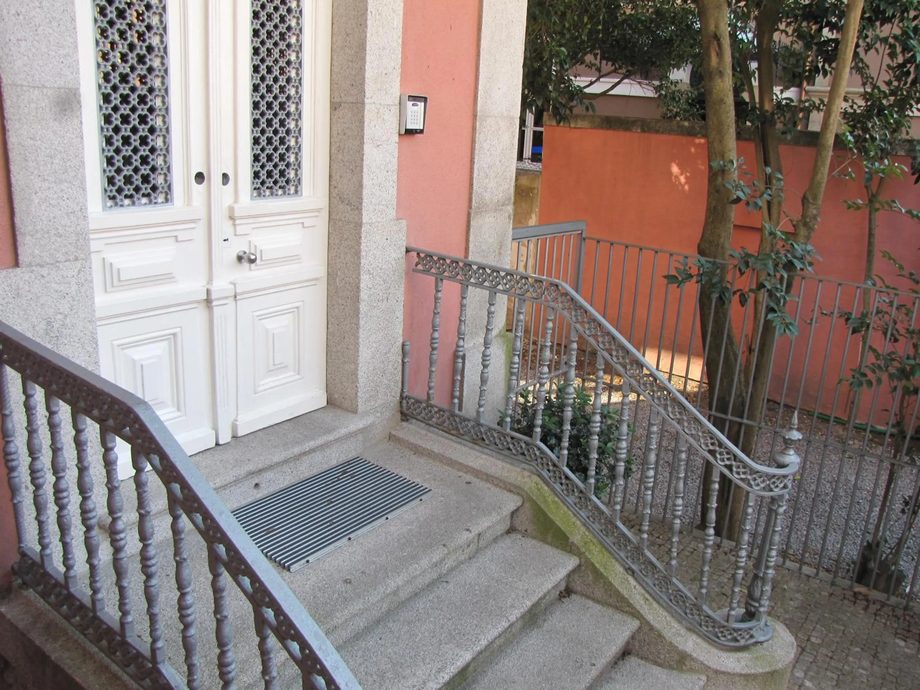 Facade/entrance in Koolhouse Porto