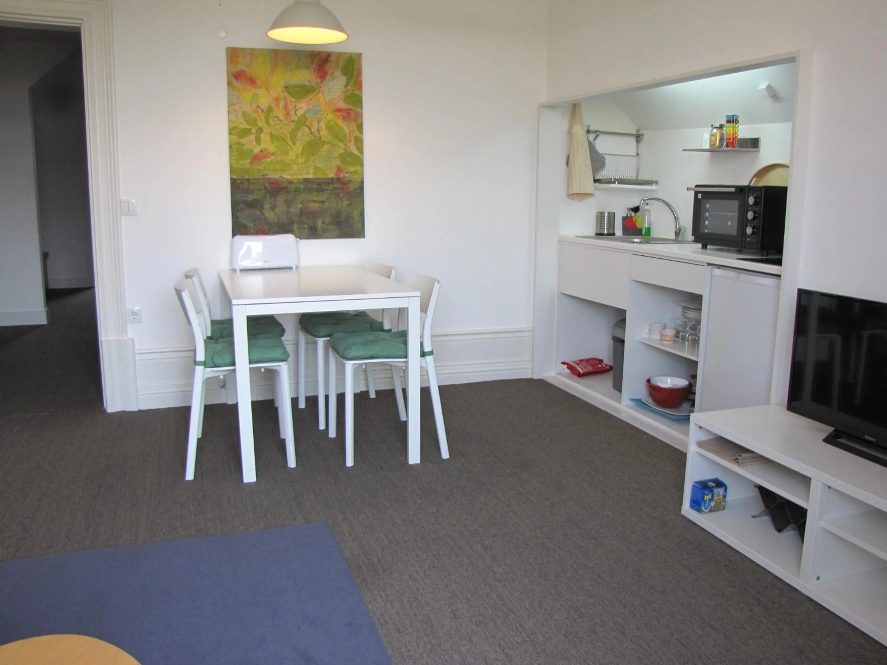 Dining area in Koolhouse Porto