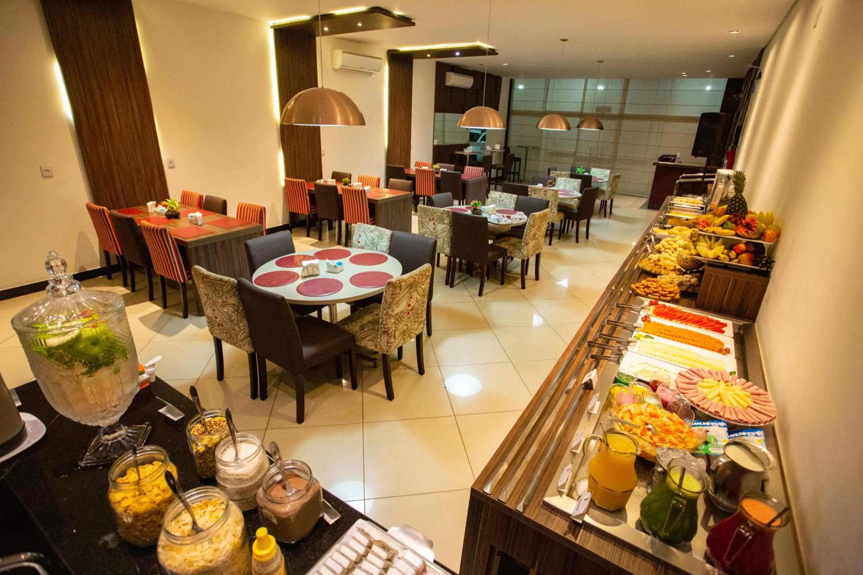 Restaurant/places to eat in Carlton Plaza Torre