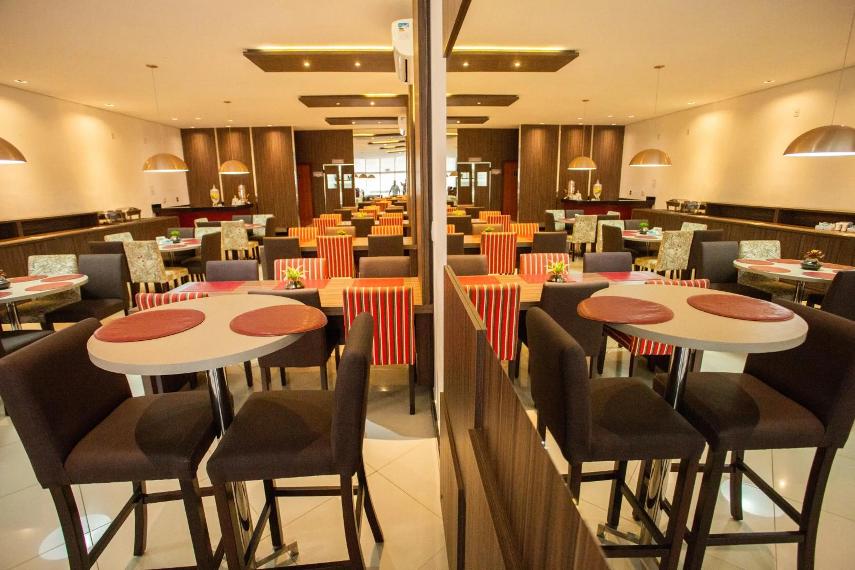 Restaurant/places to eat in Carlton Plaza Torre