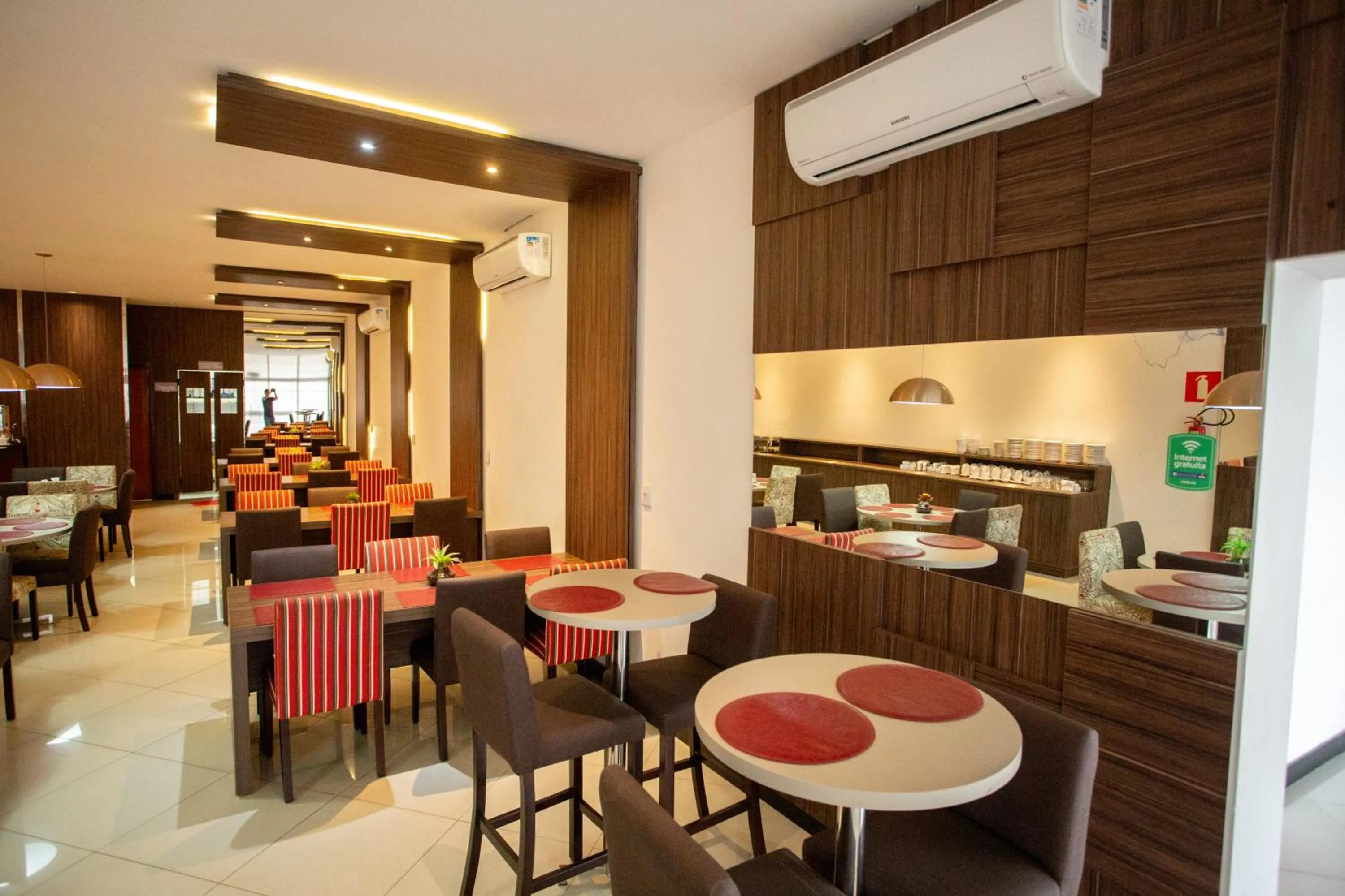 Restaurant/places to eat in Carlton Plaza Torre