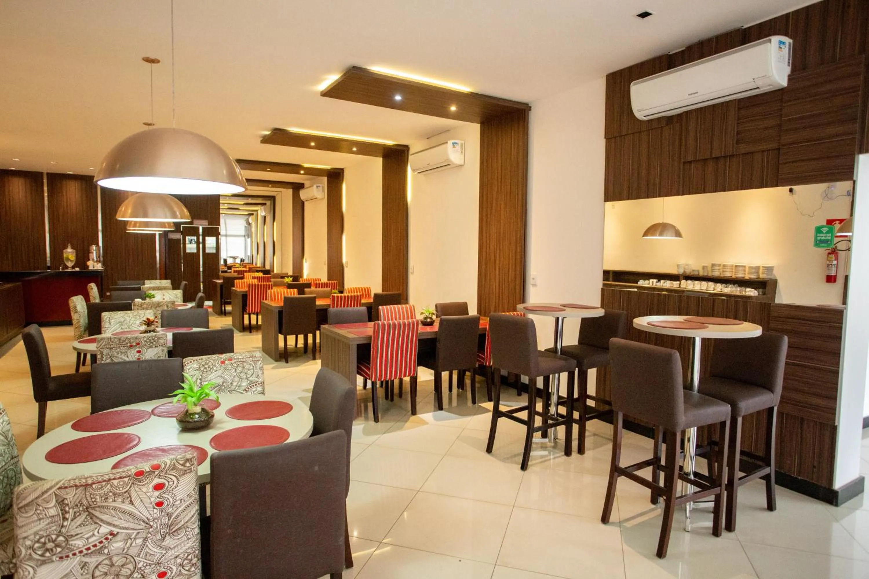 Restaurant/places to eat in Carlton Plaza Torre