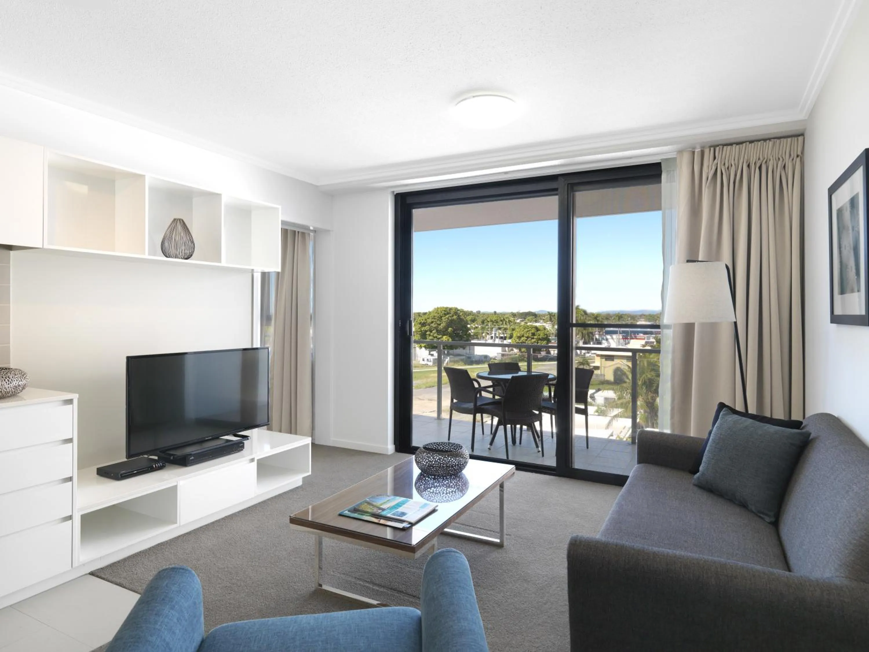 TV and multimedia in Oaks Mackay Carlyle Suites