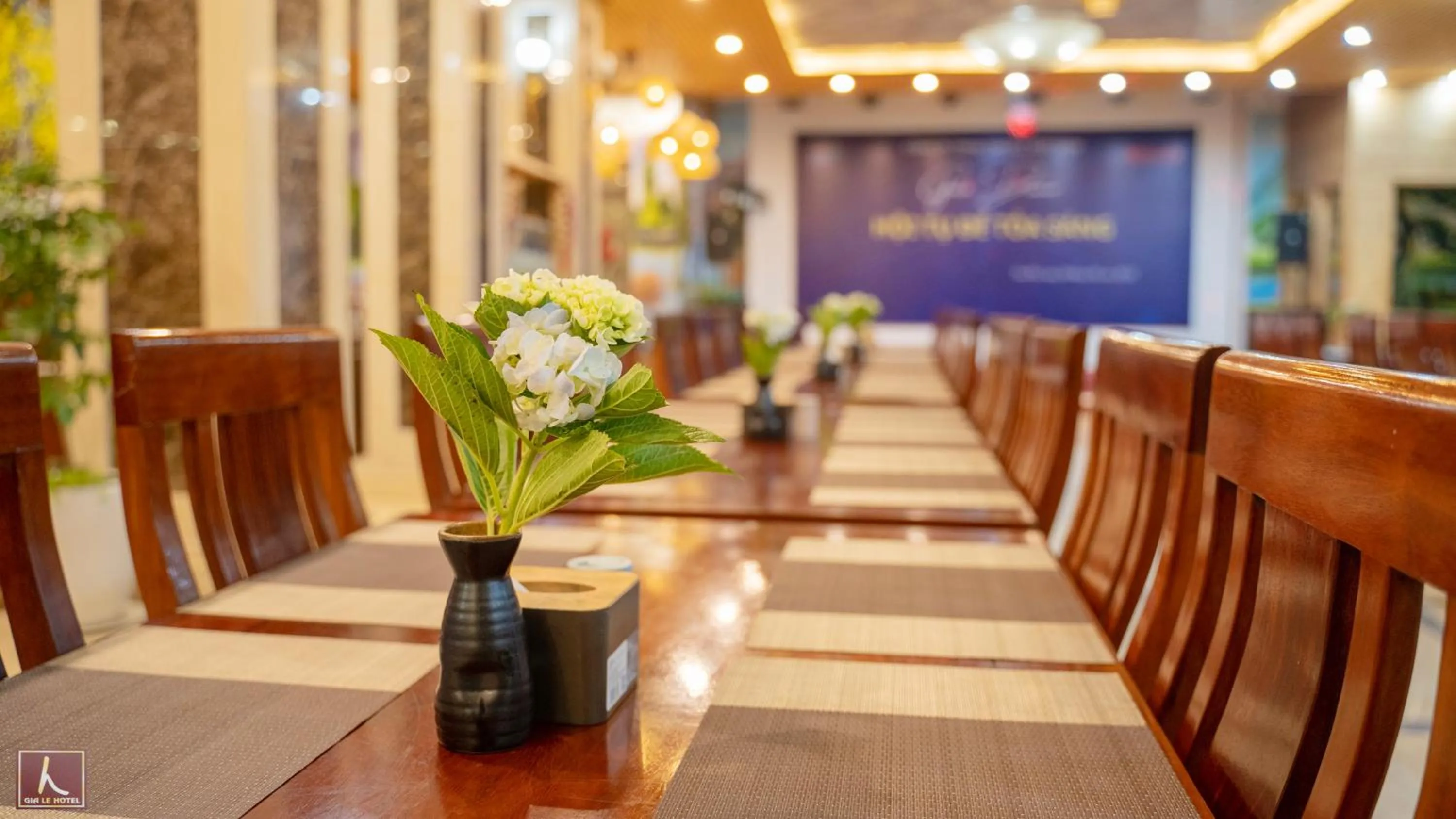 Restaurant/places to eat in Gia Le Hotel