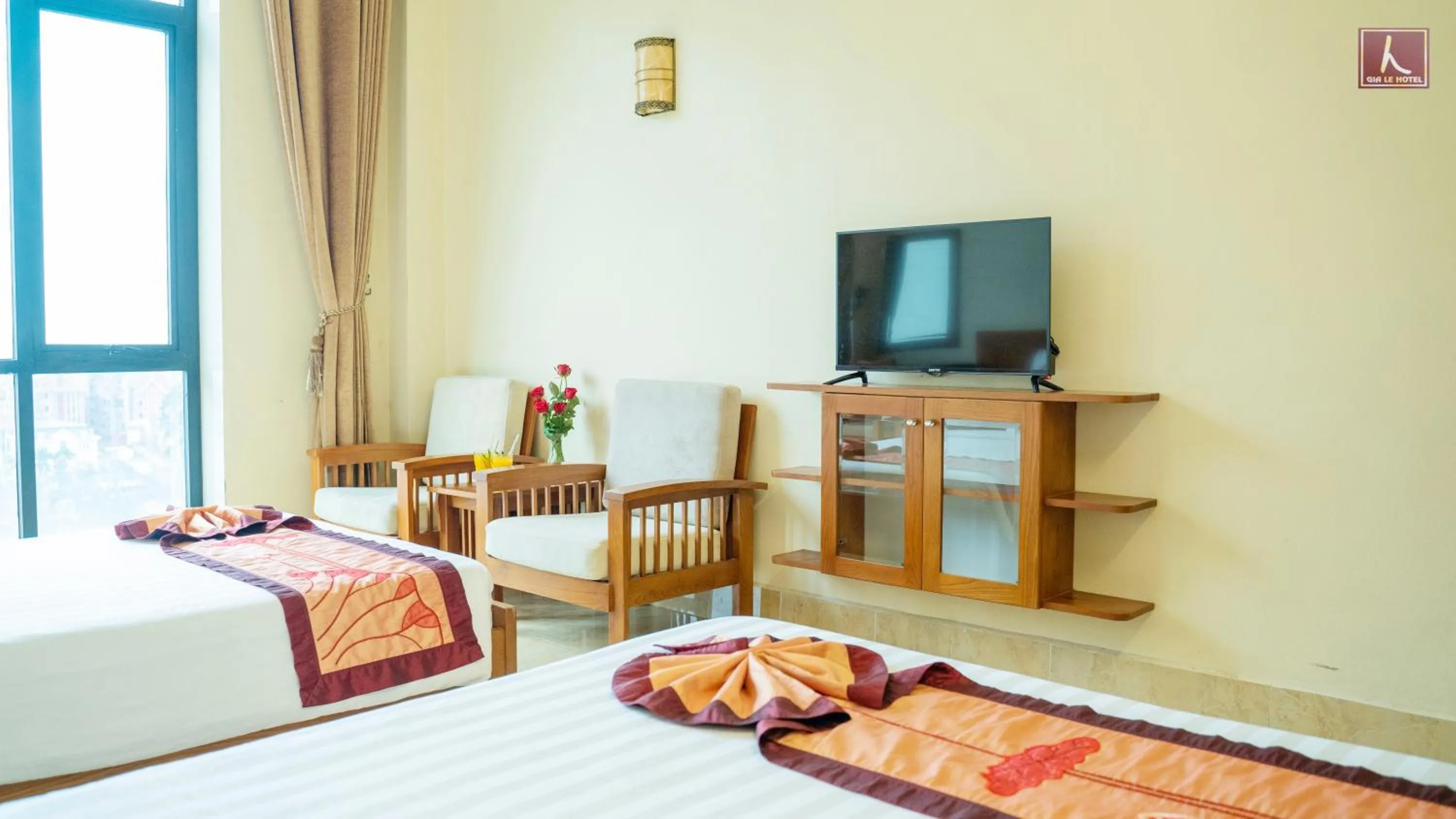 Communal lounge/ TV room, Bed in Gia Le Hotel