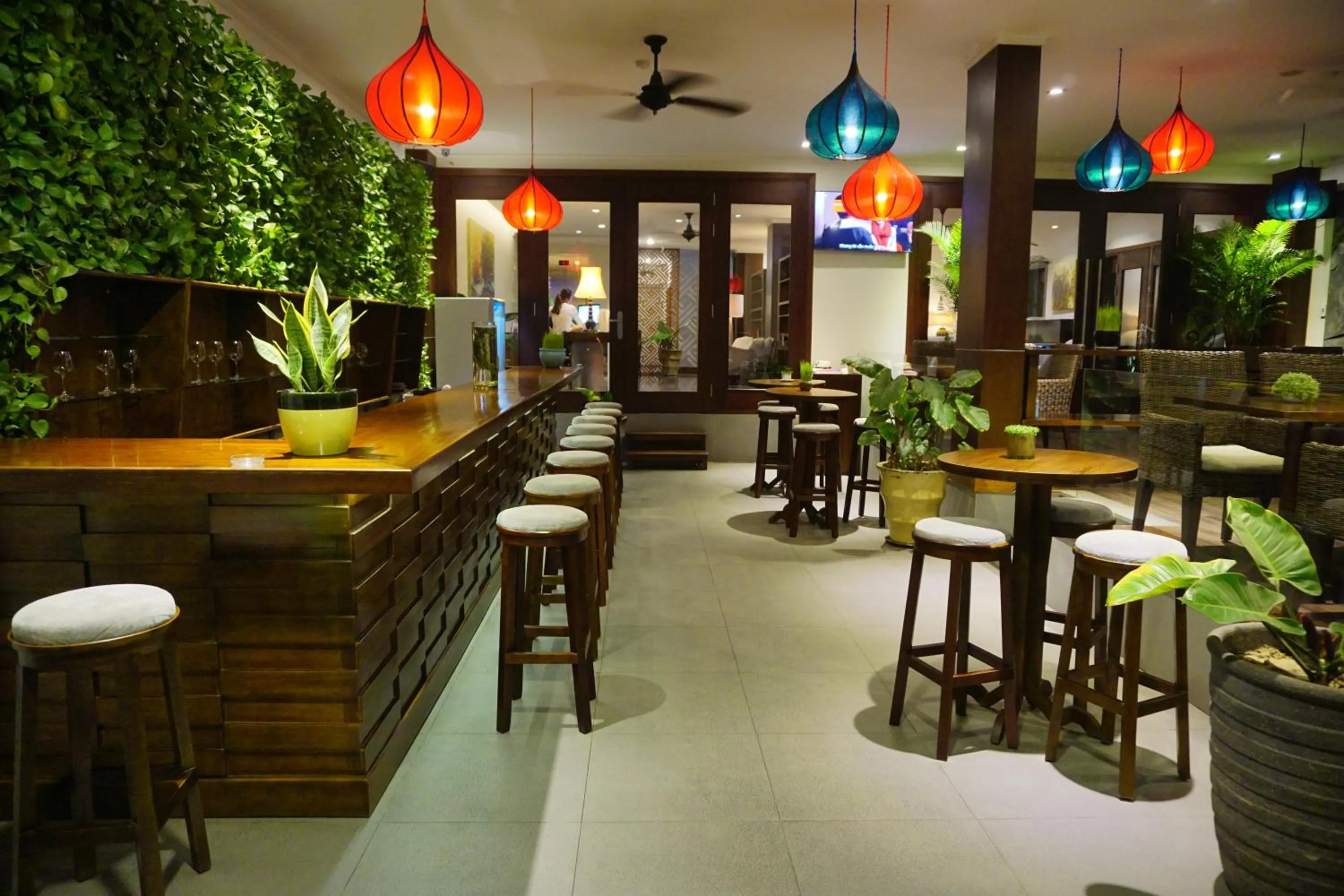 Restaurant/places to eat in Dan Oasis Hotel and Apartment