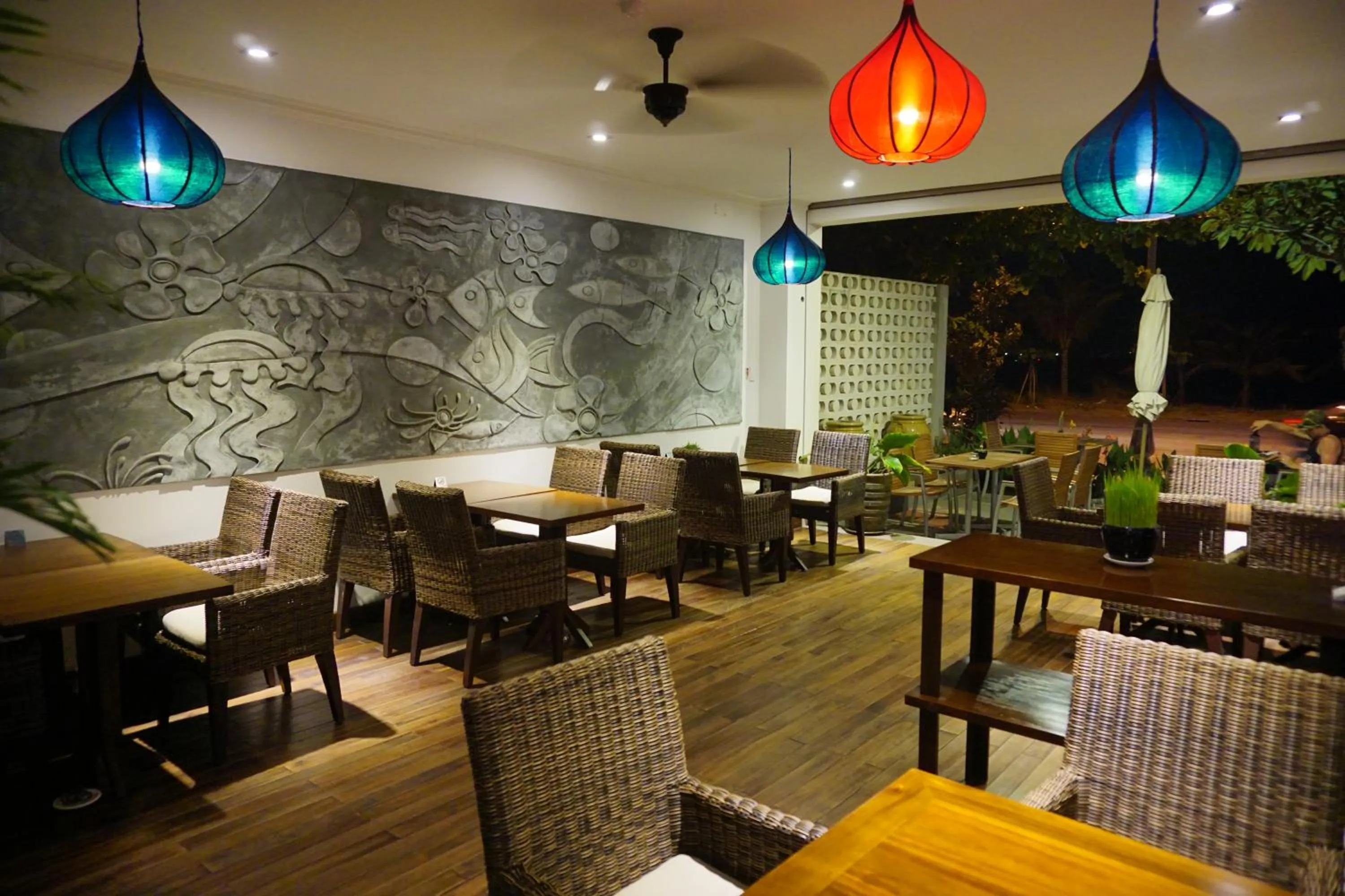 Restaurant/places to eat in Dan Oasis Hotel and Apartment