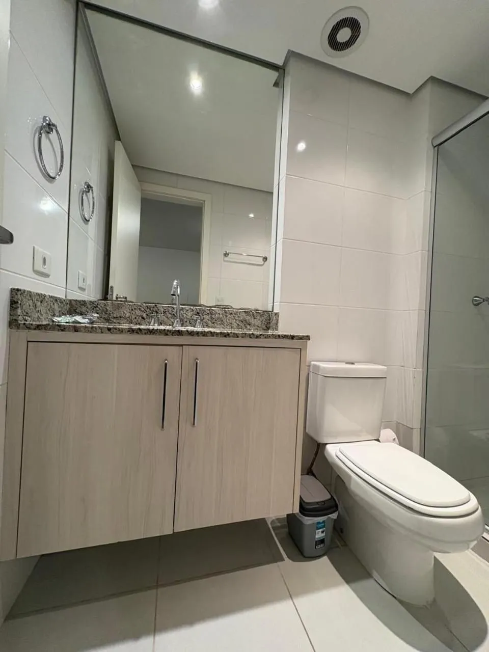 Apto em frente ao shopping com piscina aquecida