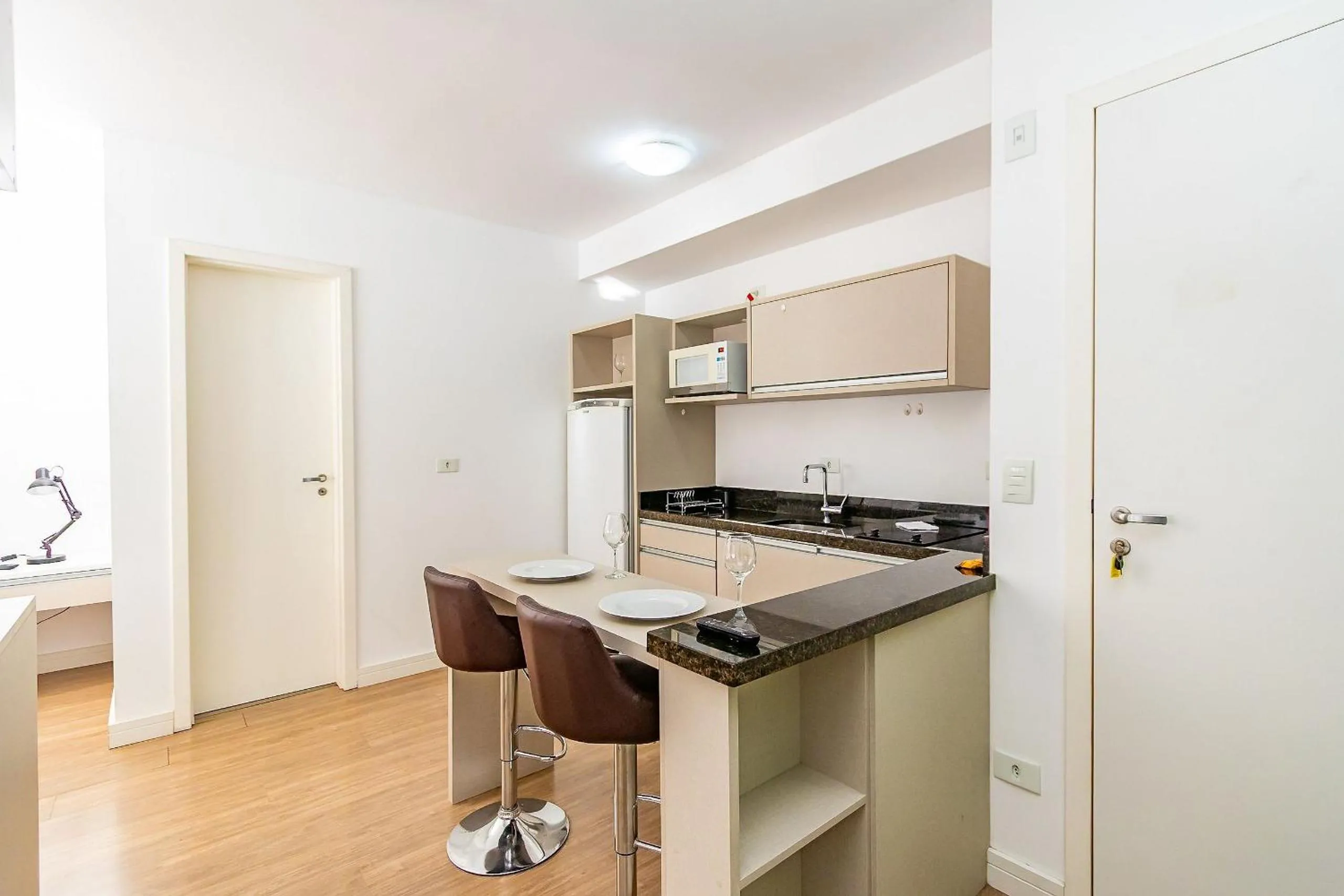 Apto em frente ao shopping com piscina aquecida