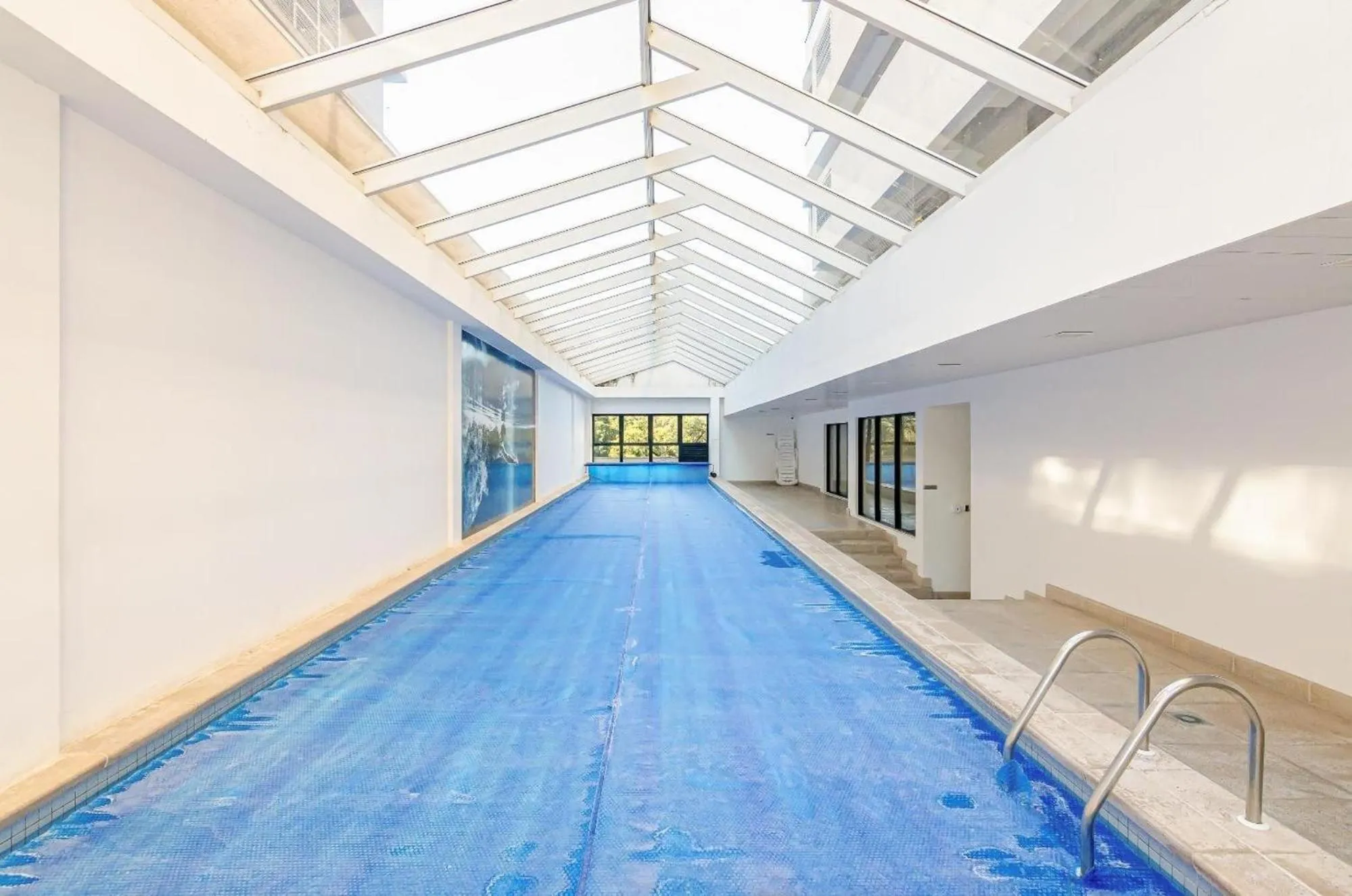 Apto em frente ao shopping com piscina aquecida