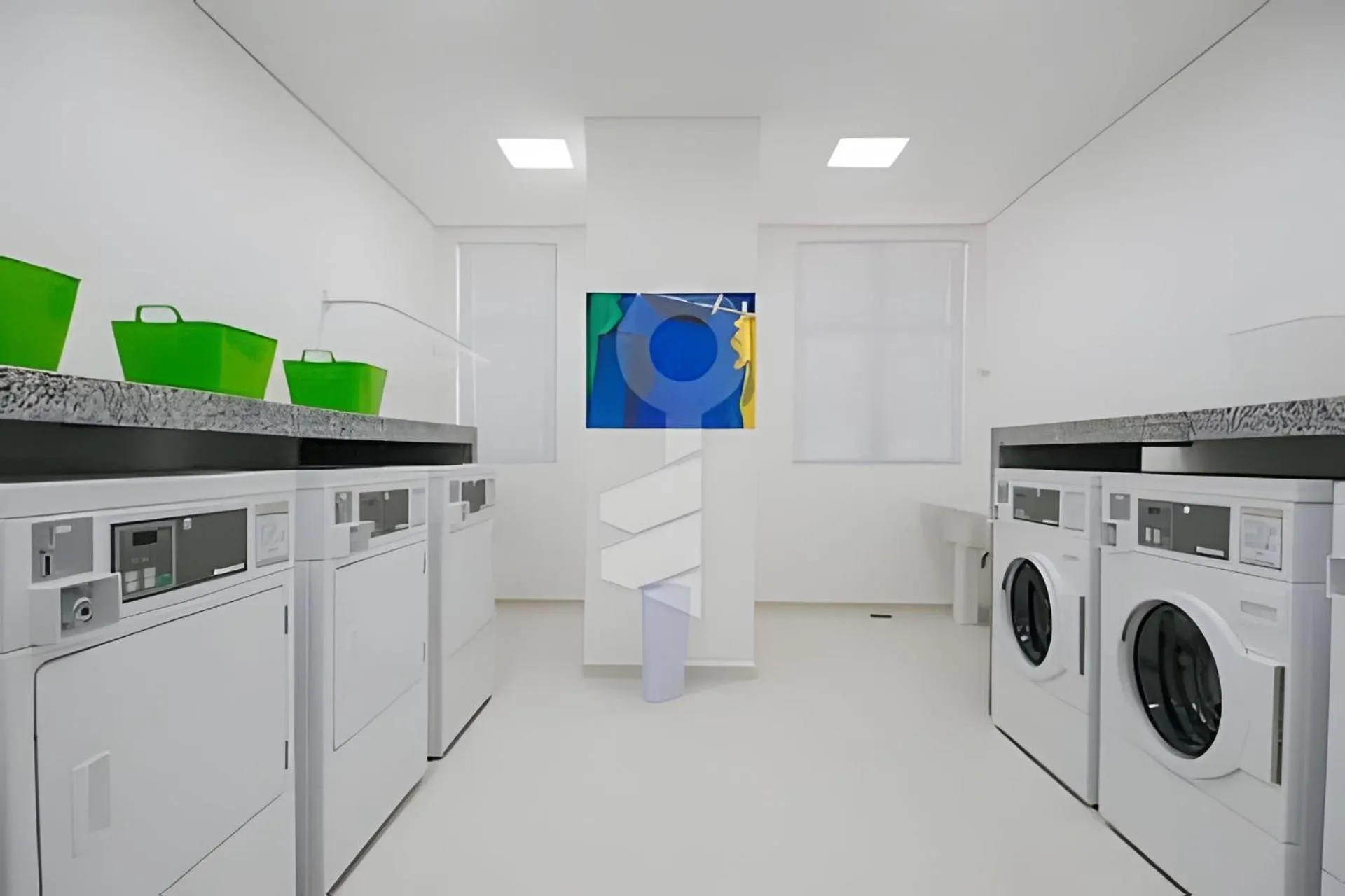 Apto em frente ao shopping com piscina aquecida