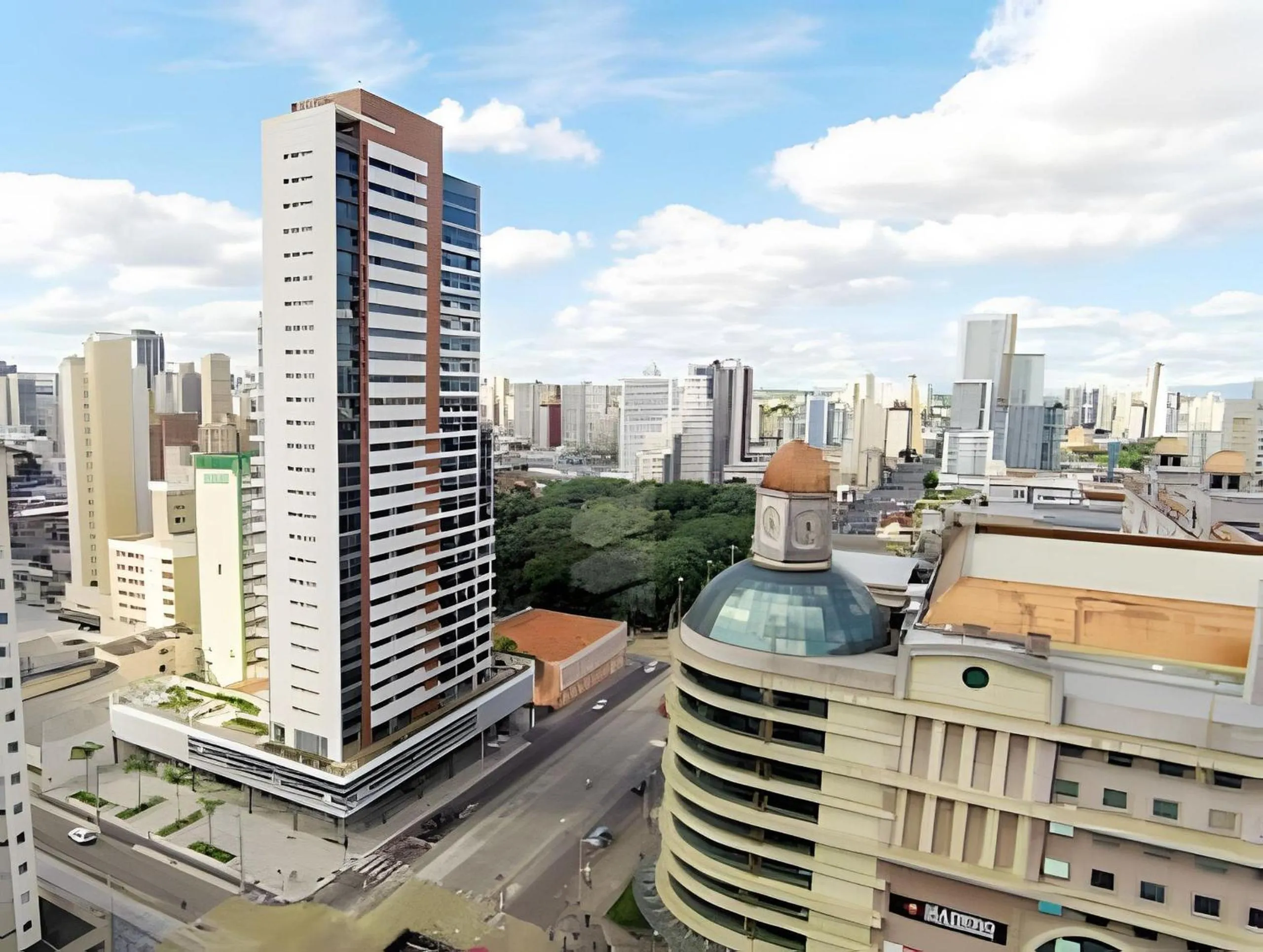 Apto em frente ao shopping com piscina aquecida