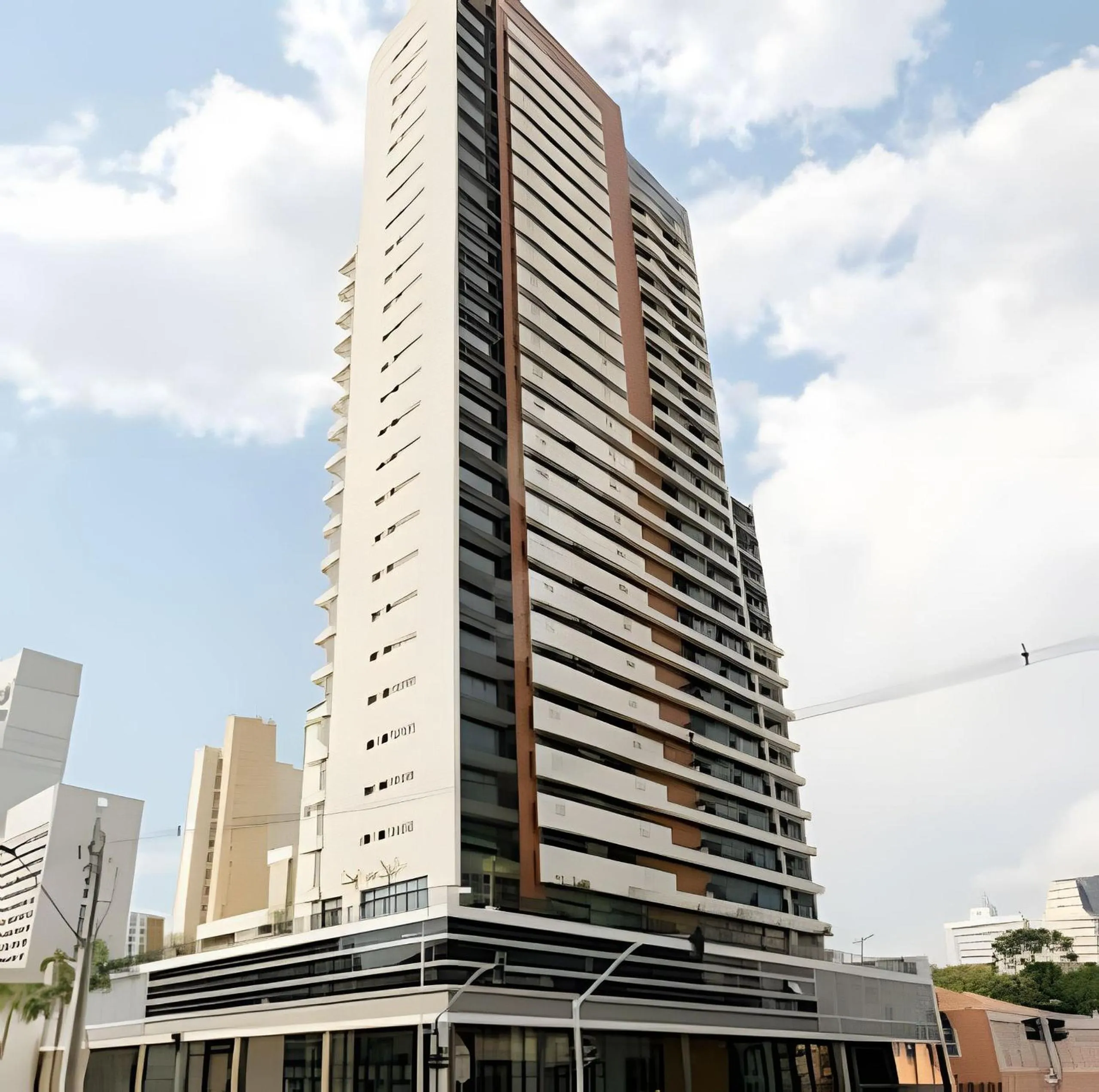 Apto em frente ao shopping com piscina aquecida