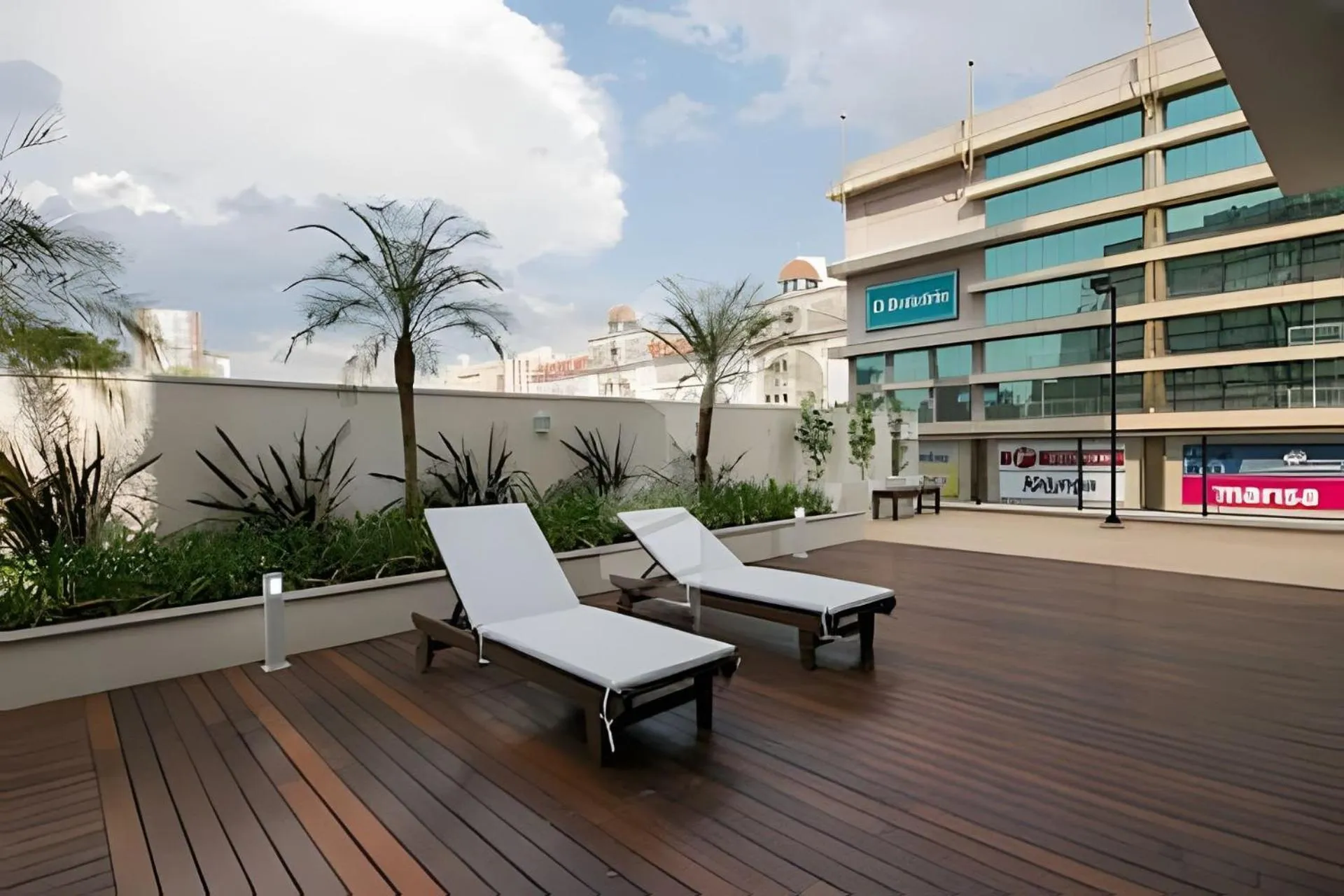 Apto em frente ao shopping com piscina aquecida