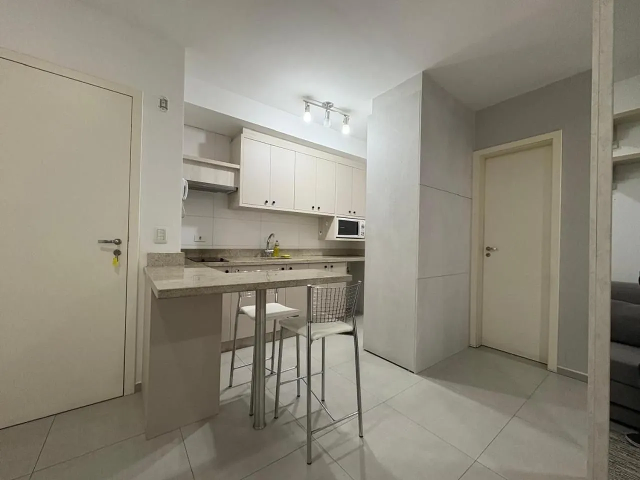 Apto em frente ao shopping com piscina aquecida