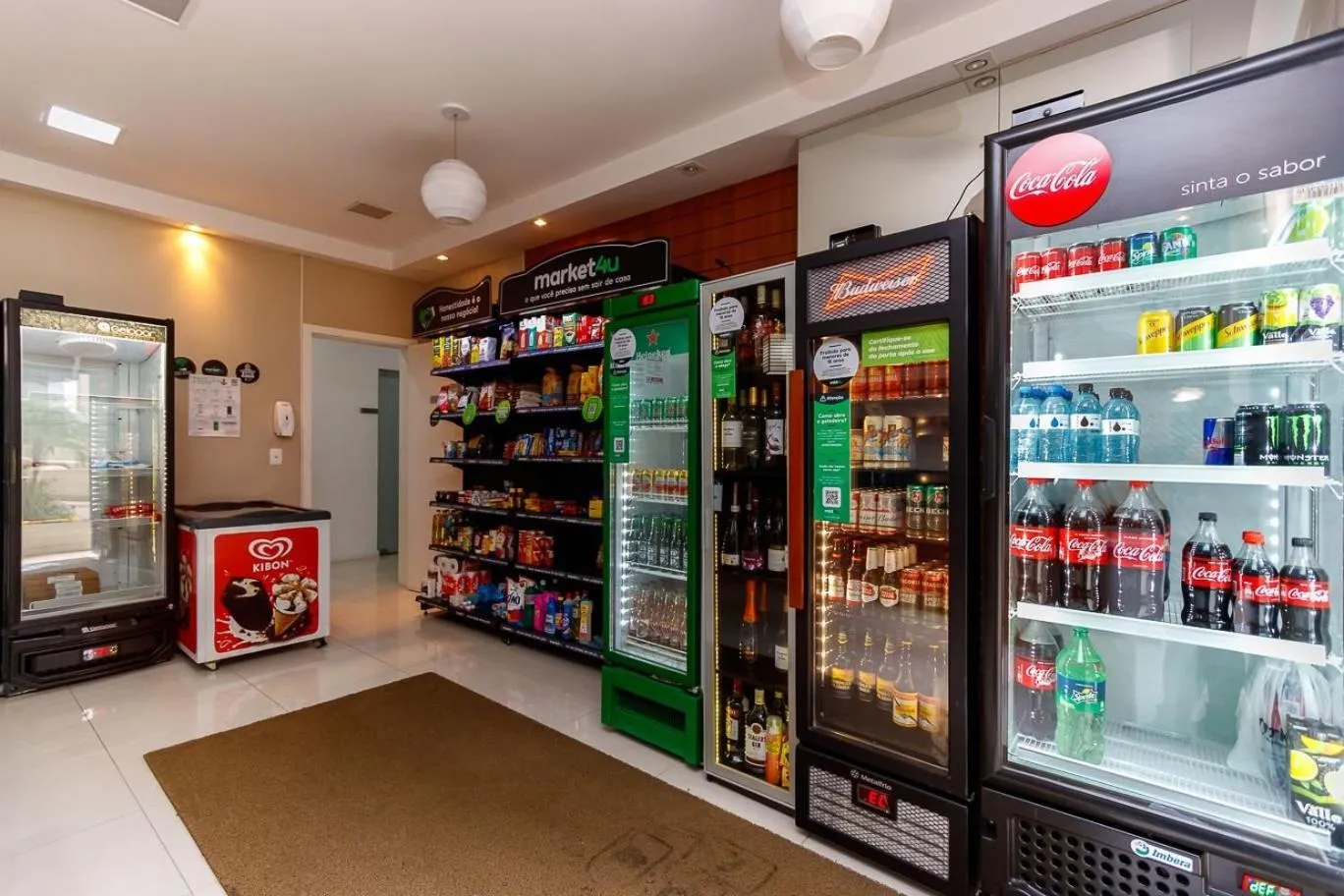 Apto em frente ao shopping com piscina aquecida