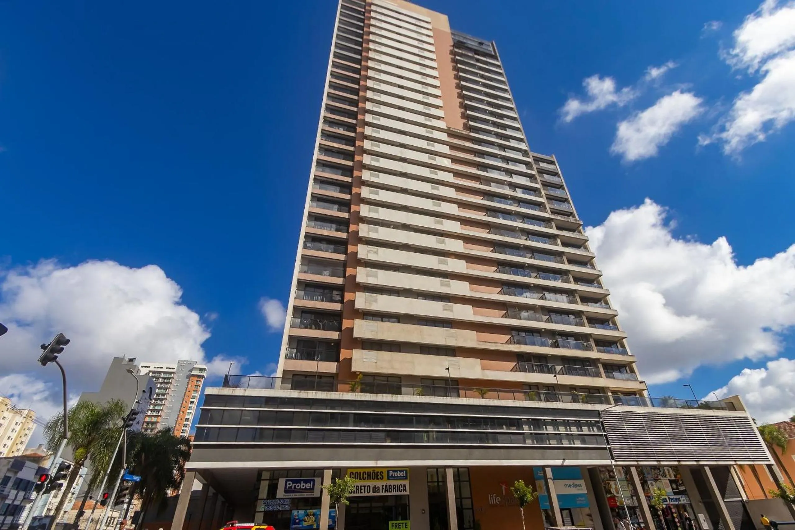 Apto em frente ao shopping com piscina aquecida