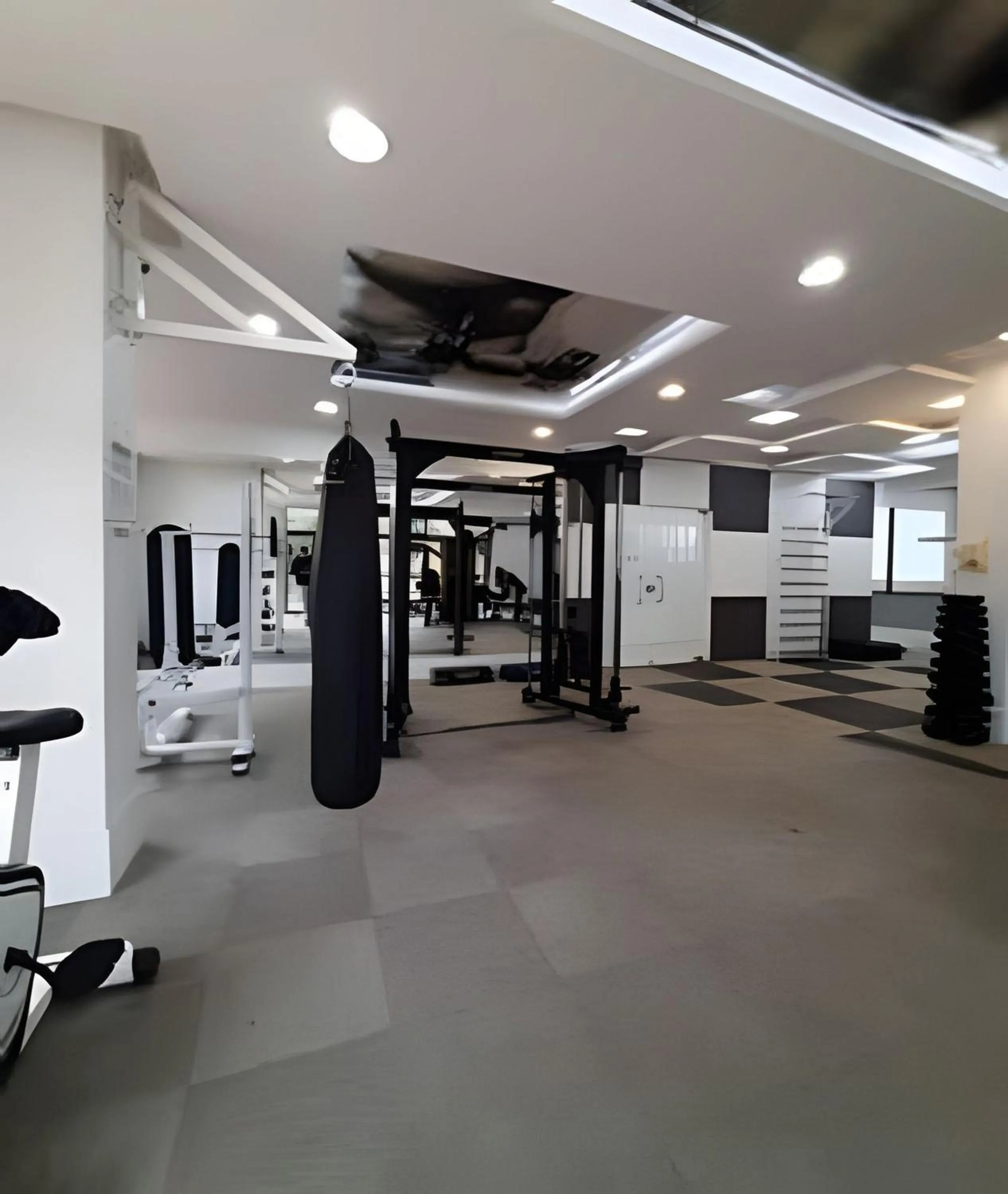 Apto em frente ao shopping com piscina aquecida