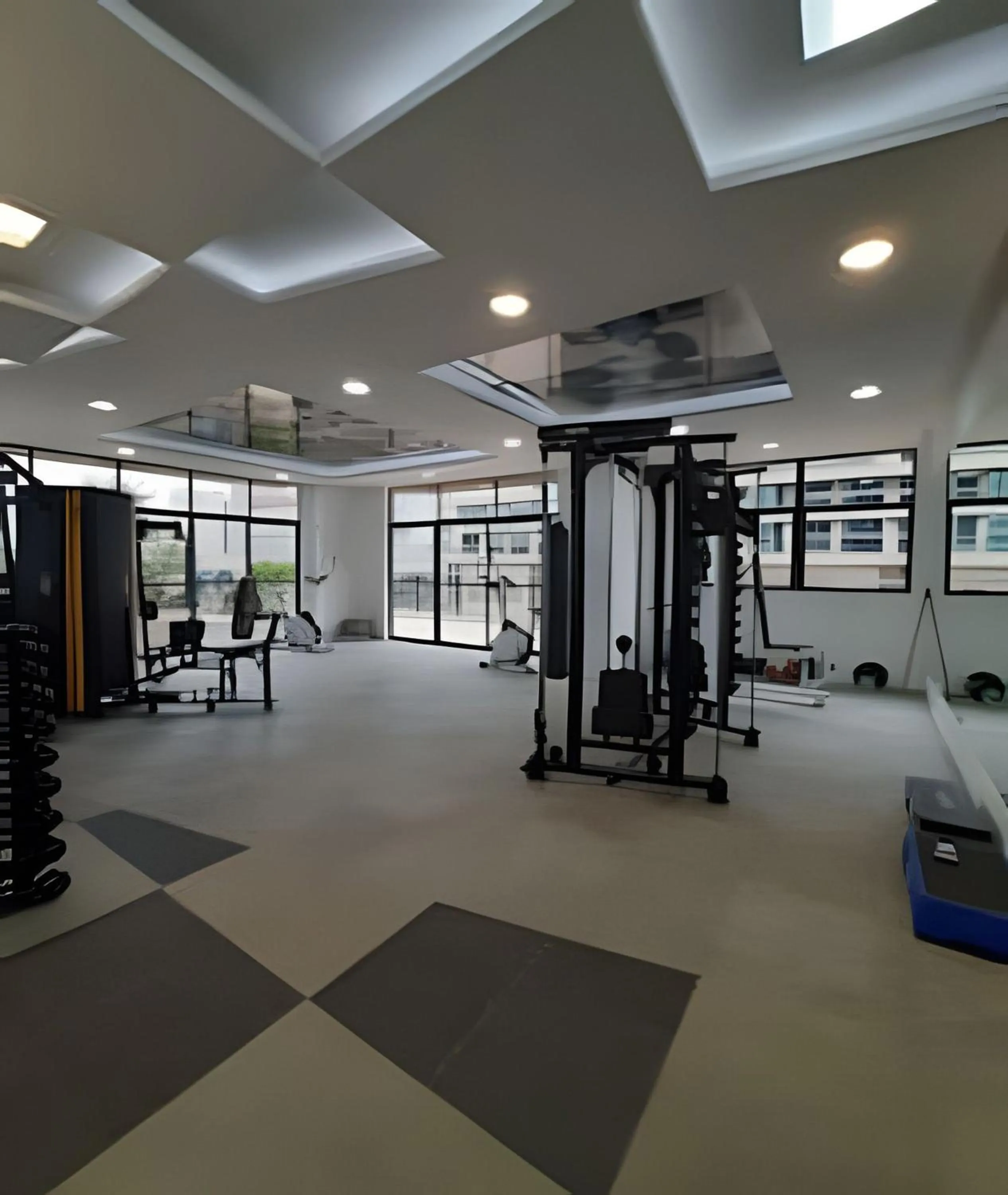 Apto em frente ao shopping com piscina aquecida