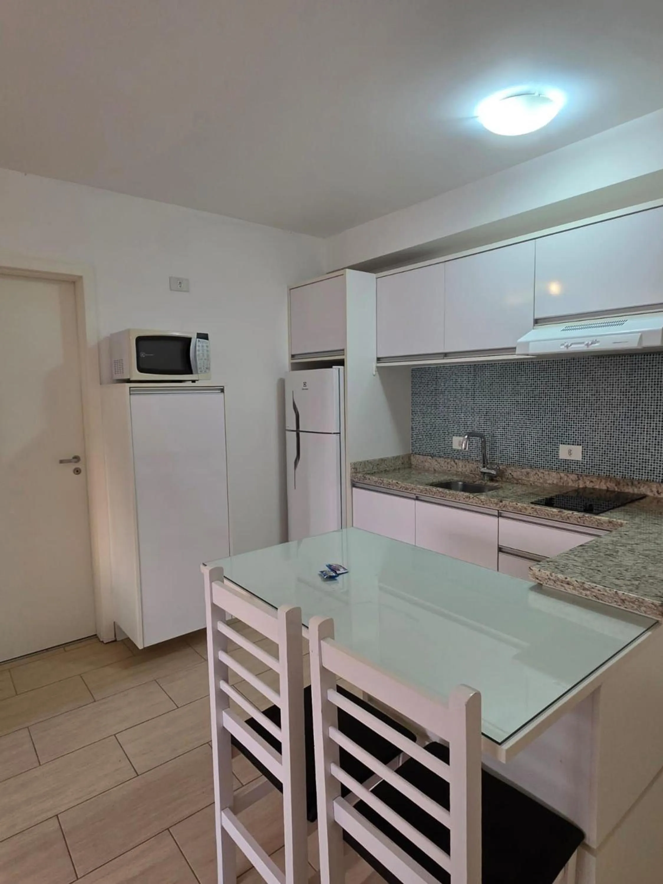 Apto em frente ao shopping com piscina aquecida