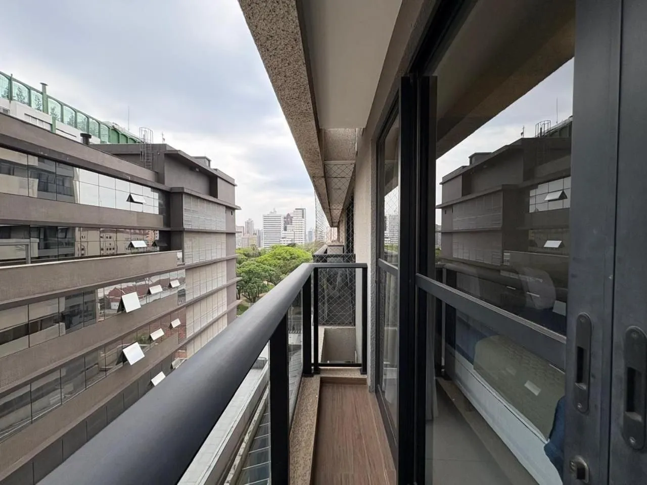 Apto em frente ao shopping com piscina aquecida