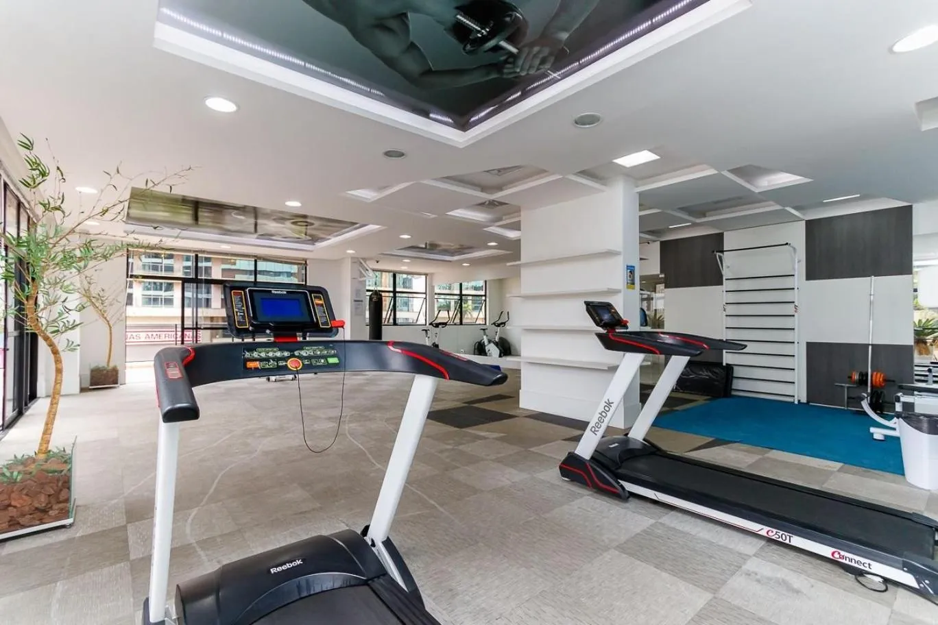 Apto em frente ao shopping com piscina aquecida